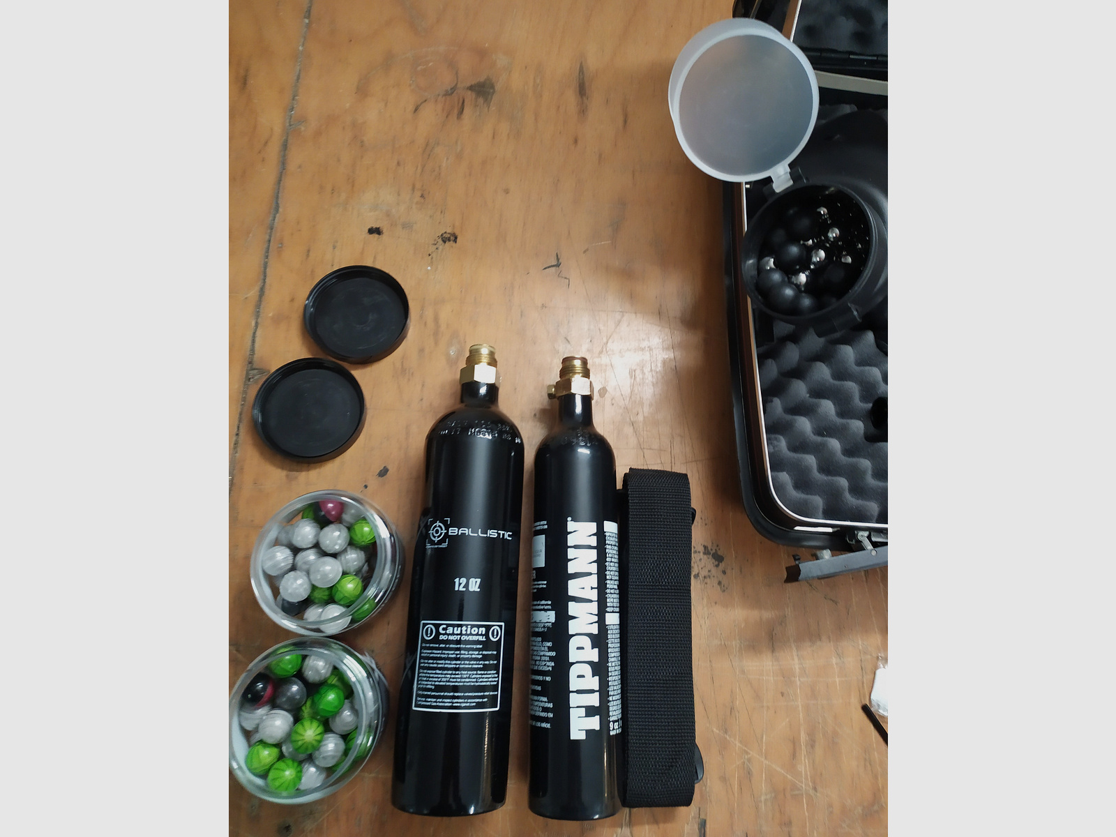 Komplette Paintball Ausrüstung mit 2x Cal.68 Markern & 3x CO2 Tanks