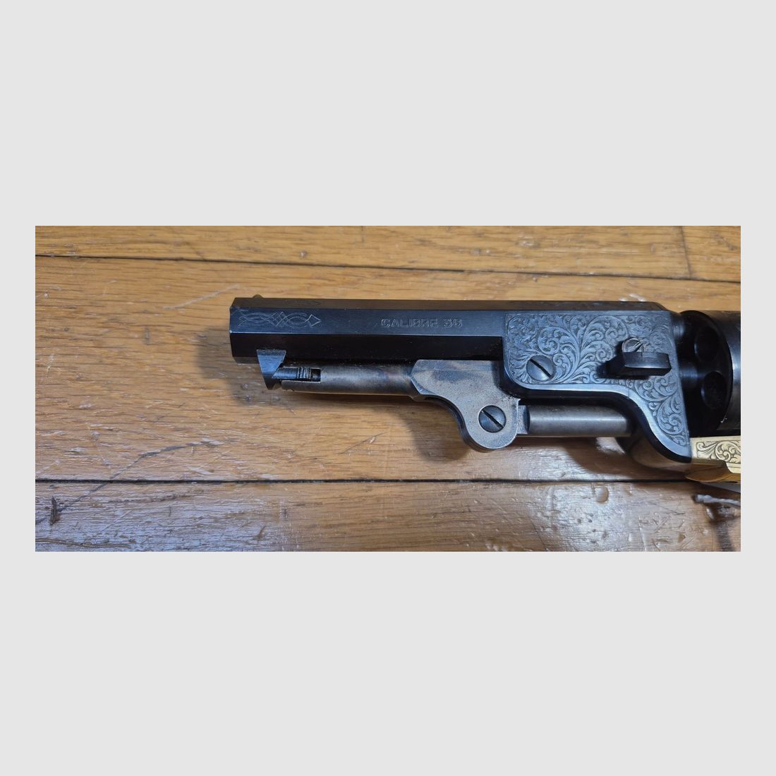 Schöner Schwarzpulverrevolver Colt 1851 von Pietta — Modell „Navy Yank“ — Kal. 36 — Luxusversion — Gehäuse und Lauf graviert — 100% schwarze Brünierung — Perfekte Mechanik — Waffe gestempelt BF (1995) — Ausgezeichneter Zustand — TBE+, Bild 1 von 23