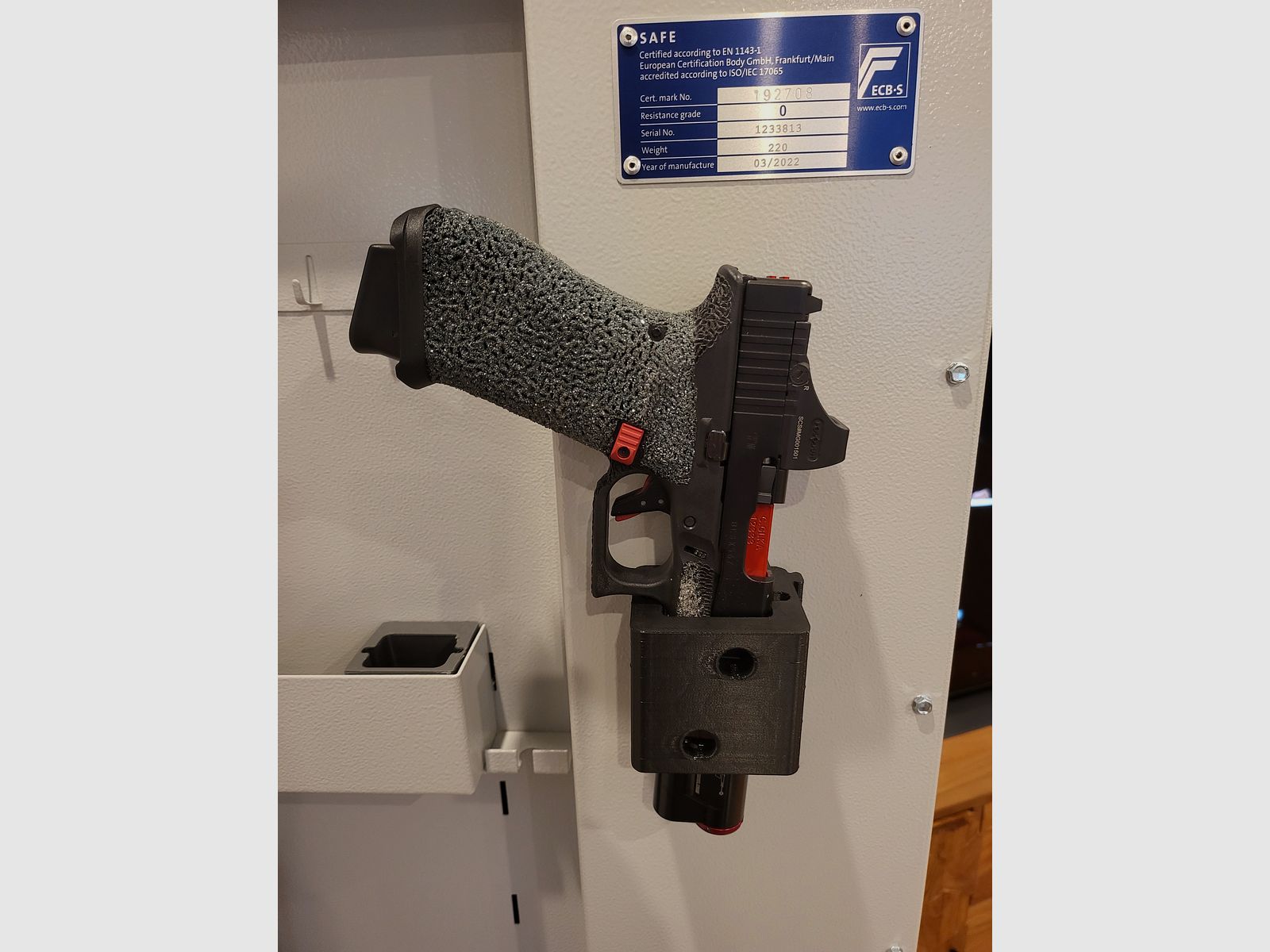 Pistol SHORT WEAPON Holder universal gun cabinet organizer magnet non-slip
