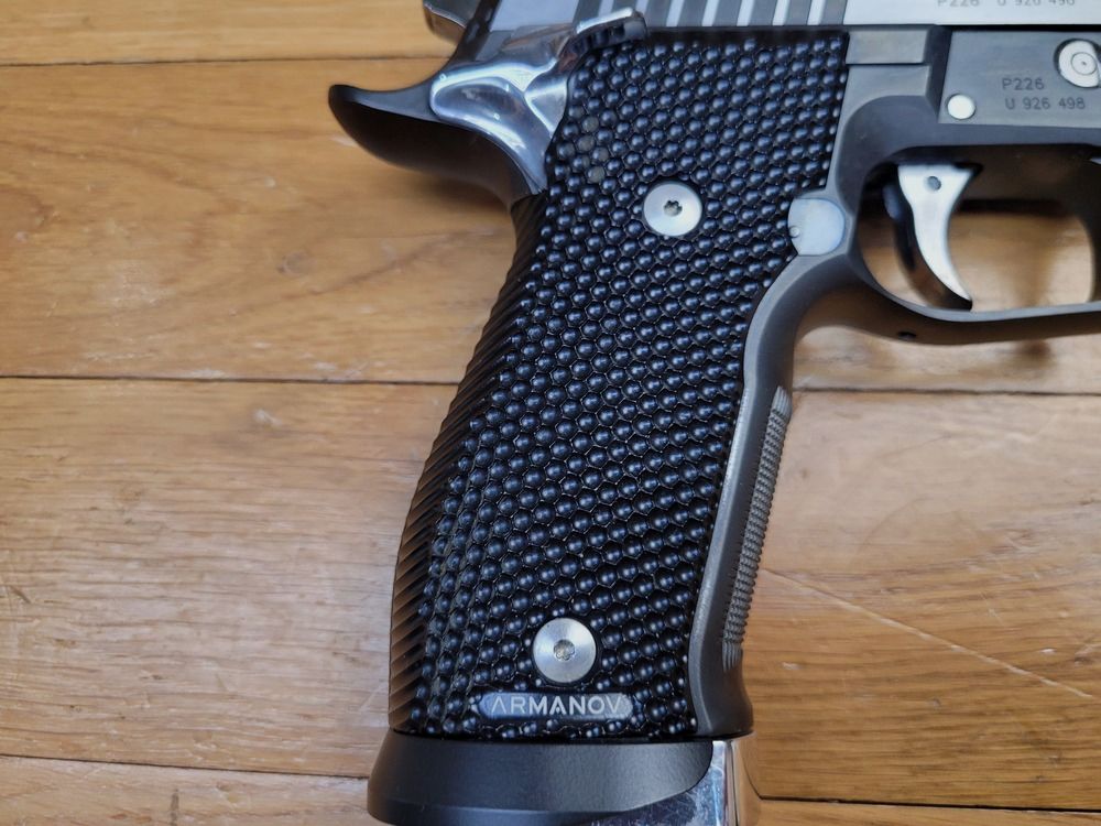 Außergewöhnliche Sig Sauer X Five „Black and White“ – Kal. 9×19 – Herstellung im Mastershop Sig Sauer – Nur Single Action – Großartiger Abzug – 2 Magazine mit 19 Schuss – Beidseitige Sicherung – Original + Armanov Griffschalen – Fiber Optik Korn – Werkzeugkoffer mit Dokumenten – Die Batmobile der modernen Handfeuerwaffen! – Gebraucht im absolut neuwertigen Zustand!, Bild 19 von 30