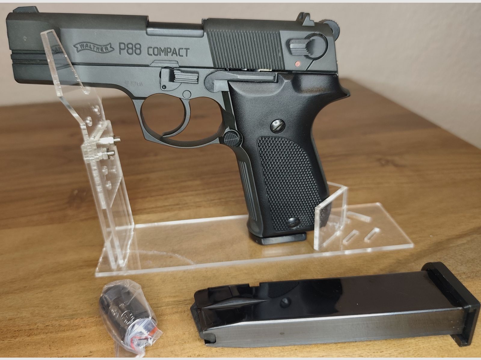 Walther P 88 Compact 9mm 2xMagazin schwarz PTB 764 Neuwertig Silvester-Set 25xPyro Effekte+50 Schuss Munition P.A.K.