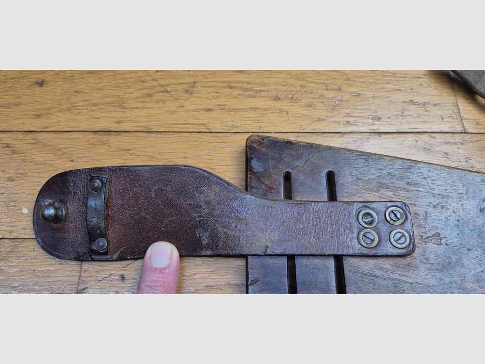 Très belle crosse pour pistolet Luger P08 long dit « d&rsquo;artillerie » – Exemplaire doté de tous ses cuirs d&rsquo;attache bien souples et solides – Beaux poinçon et marquage d&rsquo;origine – Fabrication DMW – Très rare surtout avec ses cuirs – Excellent état – TBE++, image 17 sur 19