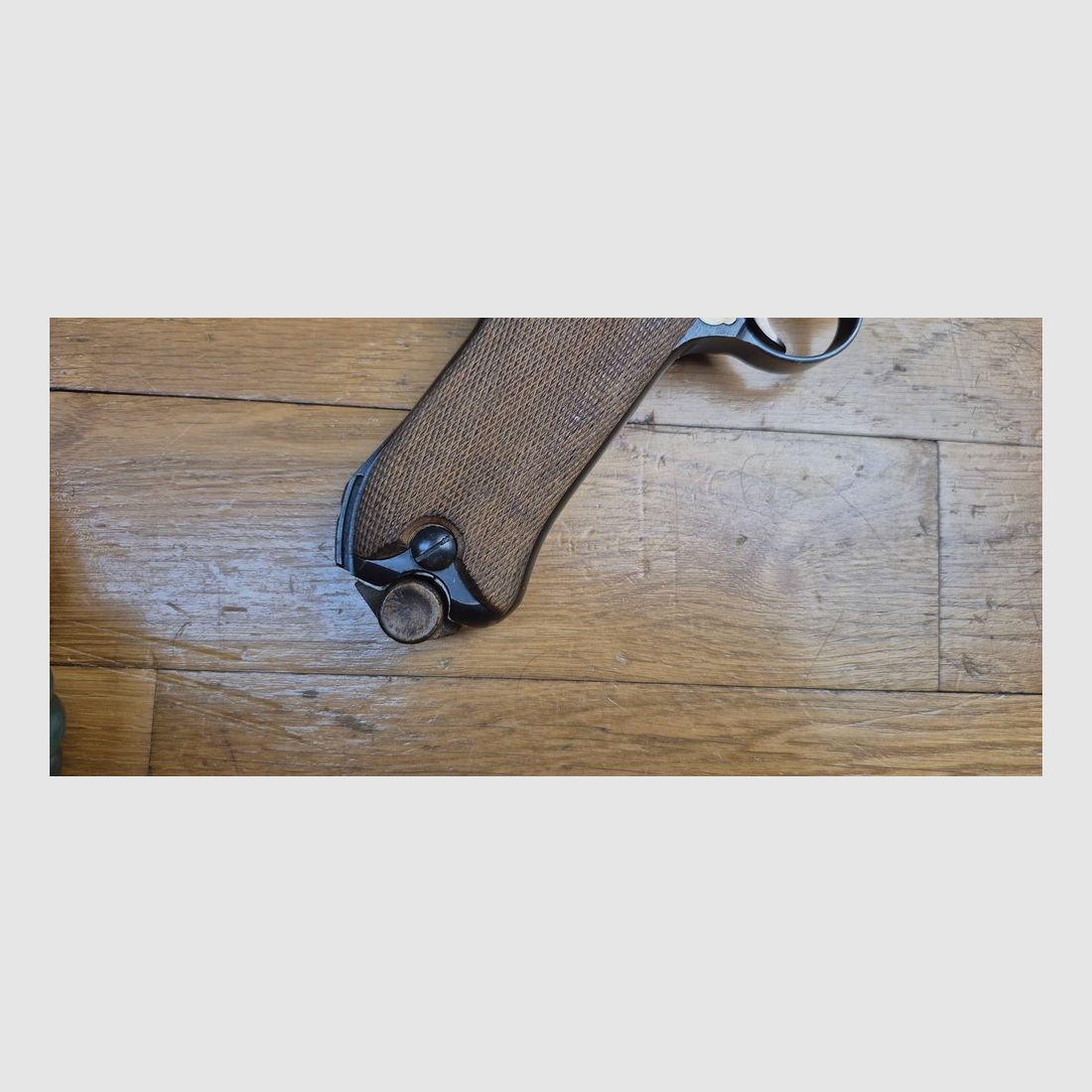 Außergewöhnliche Luger P04 Marinepistole – Deutsches Kaiserreich 1. Weltkrieg – Waffe der 5. Lieferung von 8.000 Waffen in 1916-1917 – Kal. 9×19 – Waffe in außergewöhnlichem Zustand, einheitliche Seriennummer bis zum enthaltenen Magazin – Eine der 34.000 P04 insgesamt – Ausgezeichneter mechanischer Zustand – Hervorragende ästhetische Verfassung – Letztes Modell der DMW von 1917 – Sehr seltenes Stück und Sammlerstück von höchster Qualität – TBE+++, Bild 25 von 29