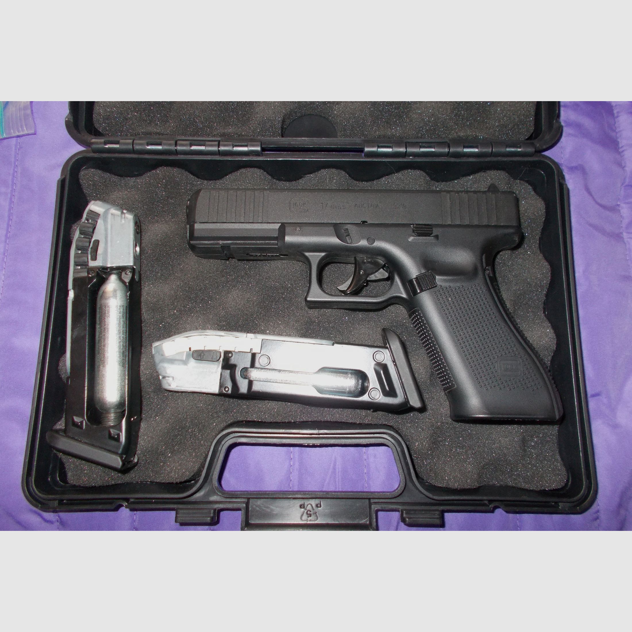 Umarex Glock 17 Gen 5 Blowback 4.5mm DIABOLO + 2nd magazine and case