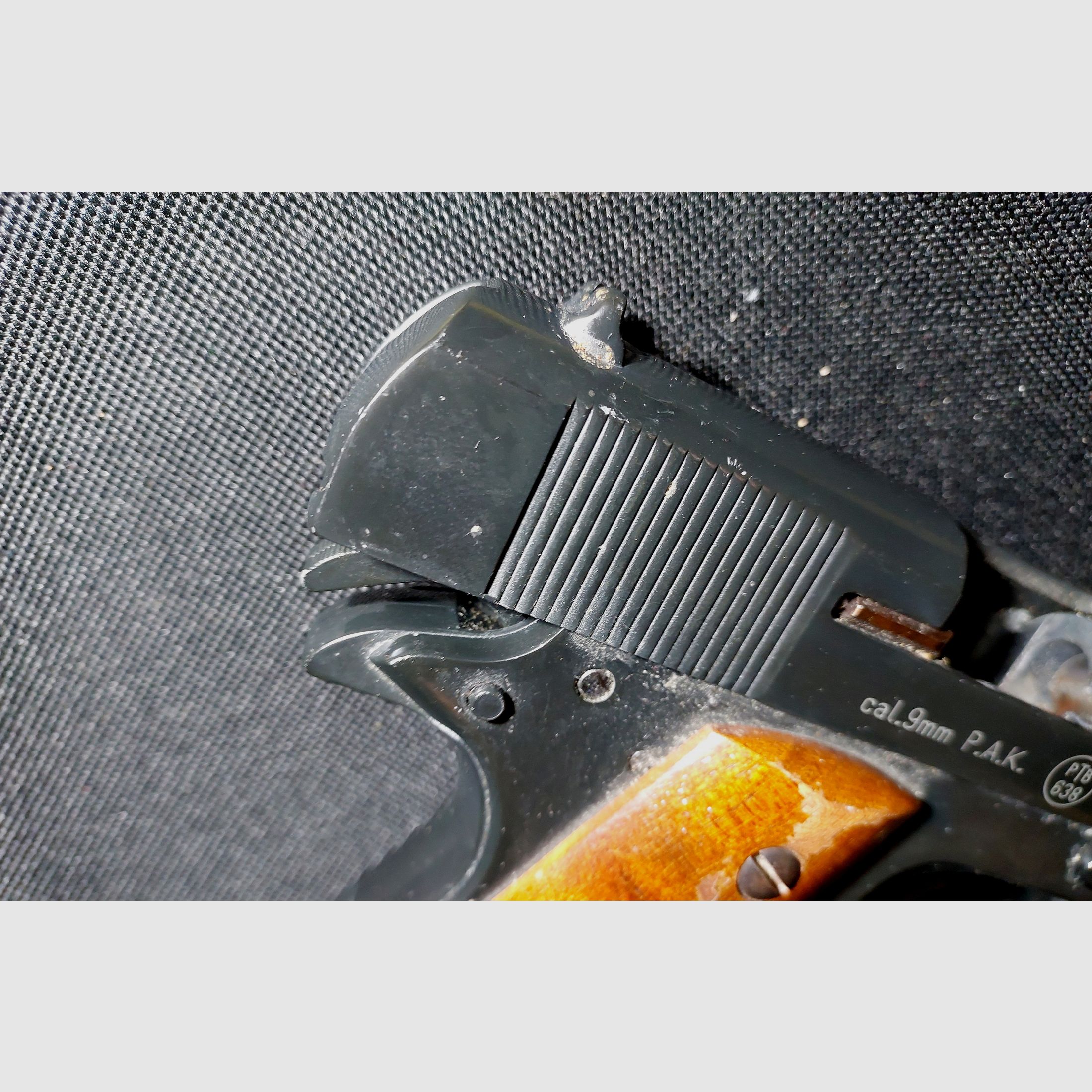 Colt Government 1911 A1 Schreckschuss Pistole 9mm P.A.K. (PTB 774) "vintage Holzgriffe