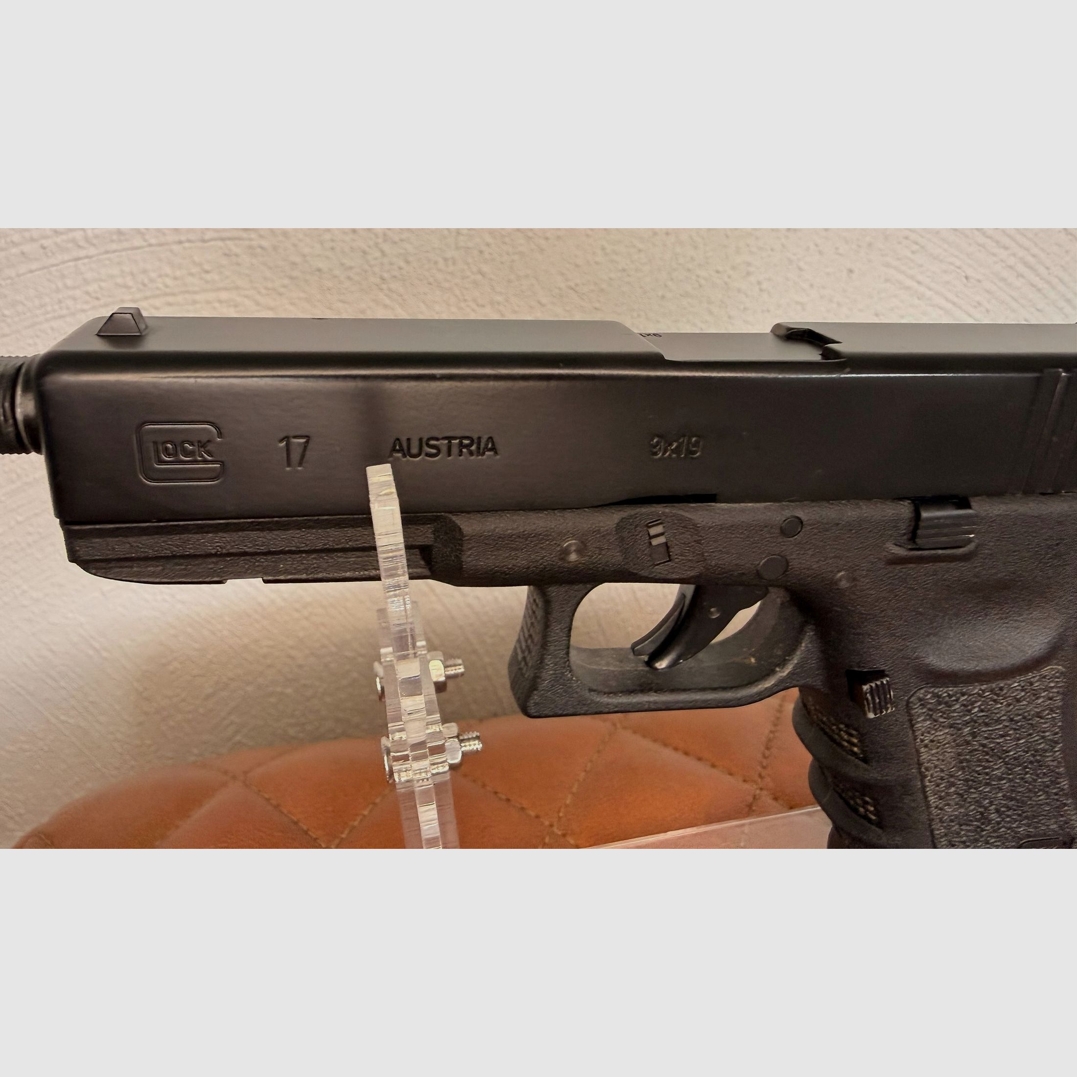 Glock 17 mit Laufgewinde Co2-Pistole Kaliber 4,5 mm Stahl BB / Diabolo Blowback (P18) + Schalldämpfer