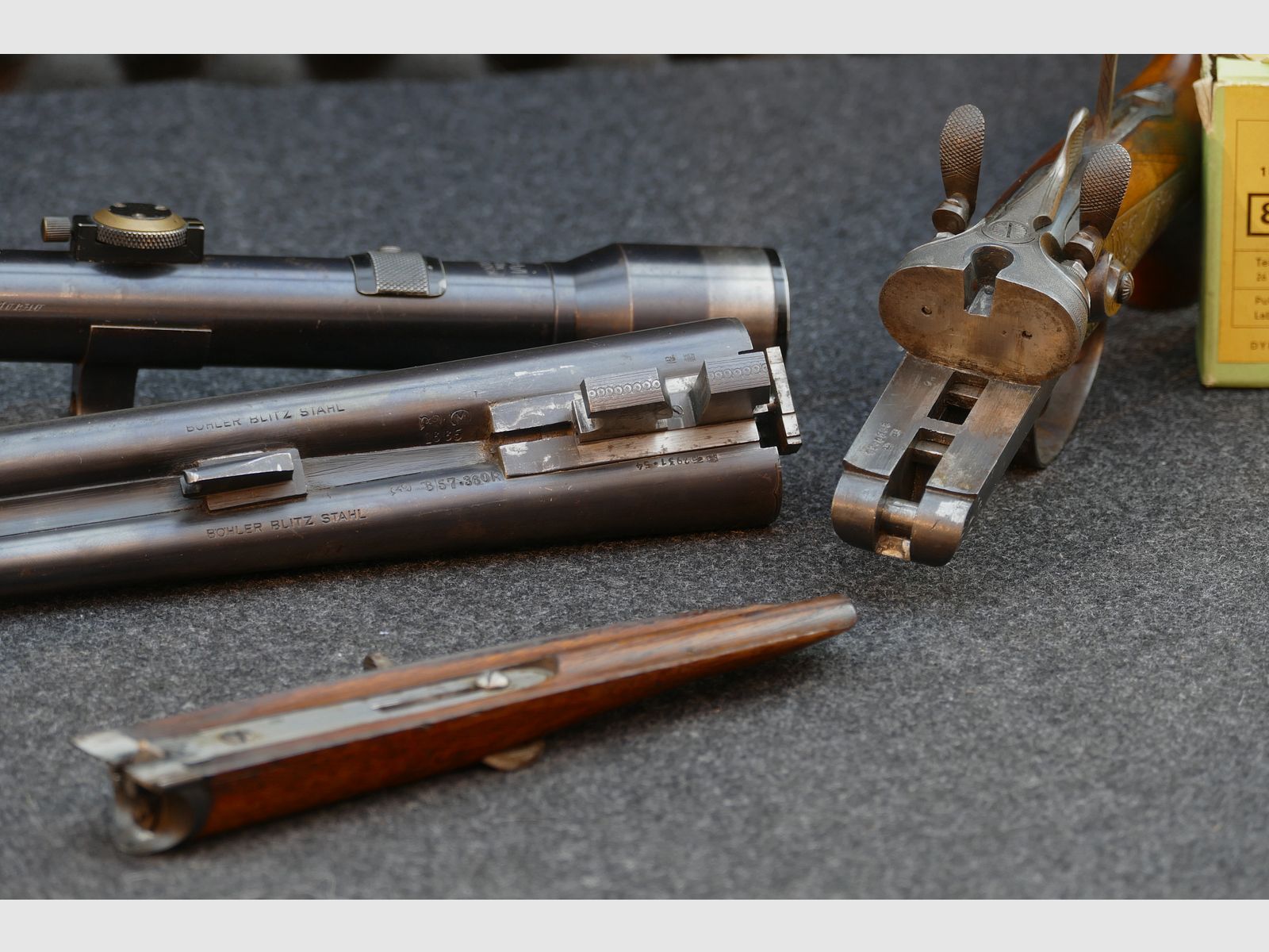 Fucile a canne sovrapposte di Ferlach, calibro 8×57 R‑360 / 16/65, cannocchiale Kahles Vienna H/4×, valigetta in pelle, matrici, bossoli e proiettili (173)