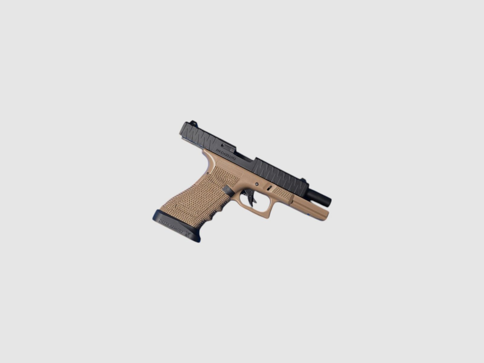 P05 GBB Airsoft Pistool met Grip Stippling in Tan | Delta Armory