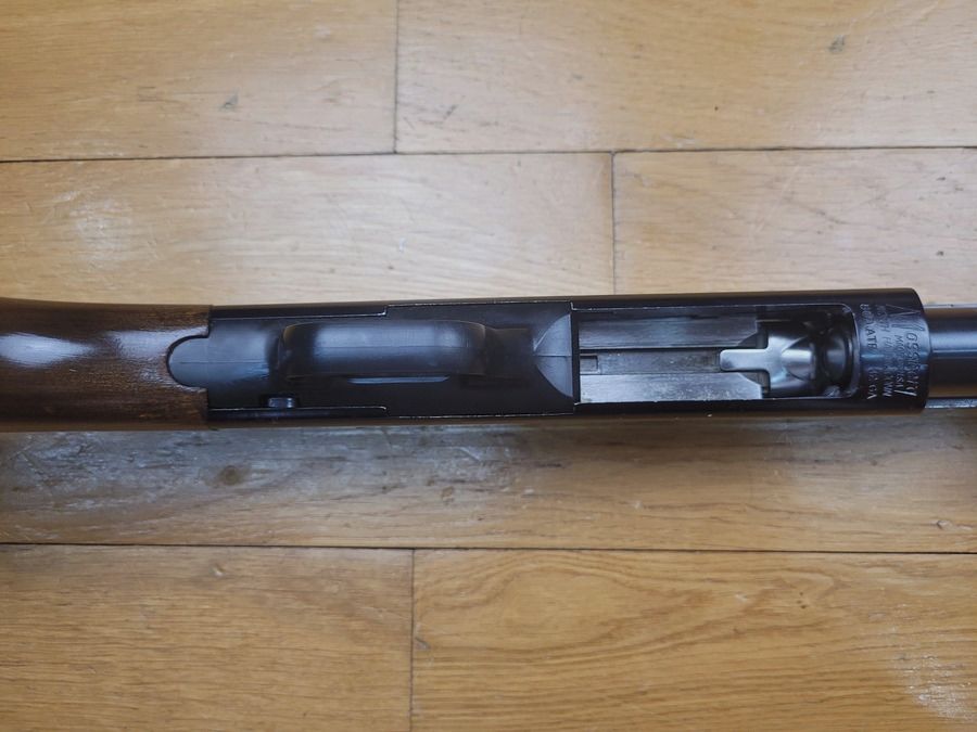 Super fusil à pompe Mossberg 500ATP « Persuader » – calibre 12/76 – Arme de 1982 – canon de 47cm – 5 coups – crosse et pompe en beau noyer – sécurité ambidextre – 100% made in USA – Un des meilleurs « pompe » – TBE, image 9 sur 23