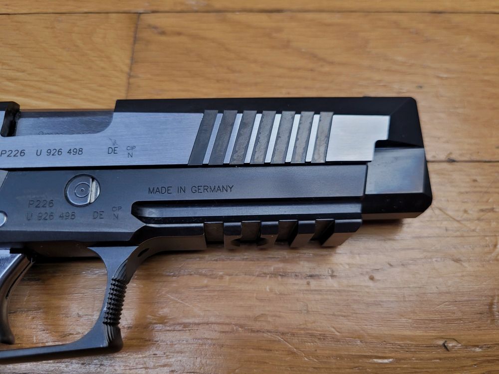 Außergewöhnliche Sig Sauer X Five „Black and White“ – Kal. 9×19 – Herstellung im Mastershop Sig Sauer – Nur Single Action – Großartiger Abzug – 2 Magazine mit 19 Schuss – Beidseitige Sicherung – Original + Armanov Griffschalen – Fiber Optik Korn – Werkzeugkoffer mit Dokumenten – Die Batmobile der modernen Handfeuerwaffen! – Gebraucht im absolut neuwertigen Zustand!, Bild 22 von 30