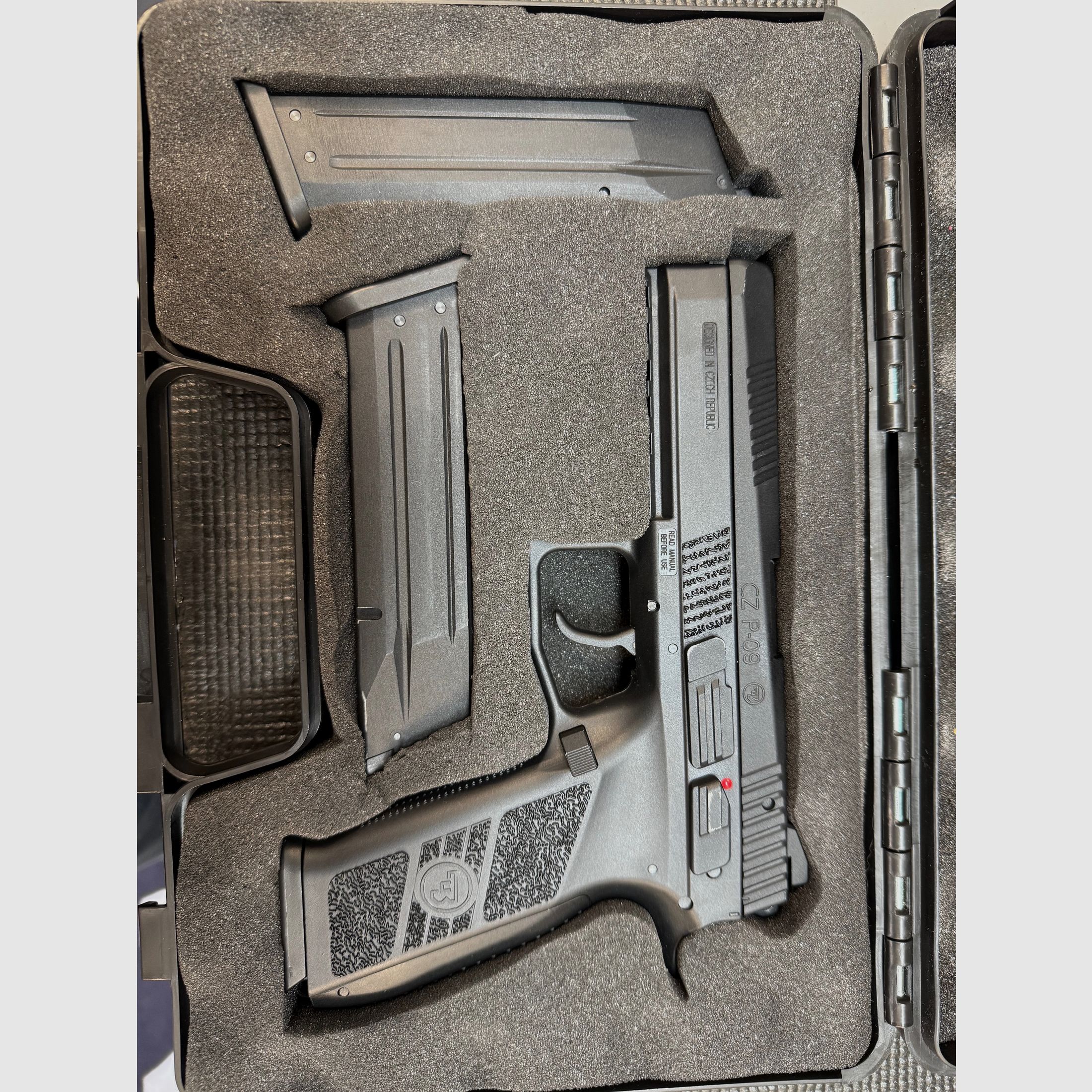 CZ-P09 mit 6 Magazinen und Holster und Koffer