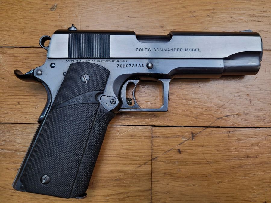 Rara Colt Commander 45 ACP – magnifica finitura Dual Tone Blue originale – serie MK IV 70 – fabbricata intorno al 1982 – impugnature Pachmayr – canna da 4 ¼ pollici – guardia del grilletto quadrata – grilletto regolabile – qualità Colt al massimo – TBE++, immagine 17 di 18