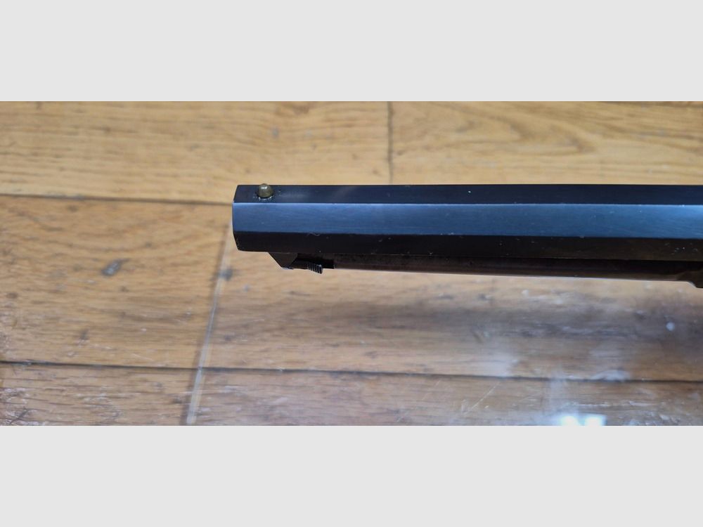 Schöner Revolver Colt 1851 Navy — Kal. .36 Schwarzpulver — Herstellung Armi San Paolo (Logo „DGG“) und gekennzeichnet Euroarms — Waffe von 1969 — 100 % Brünierung — Sehr guter ästhetischer und mechanischer Zustand — Sehr schöner Lauf — TBE/TBE+, Bild 19 von 25