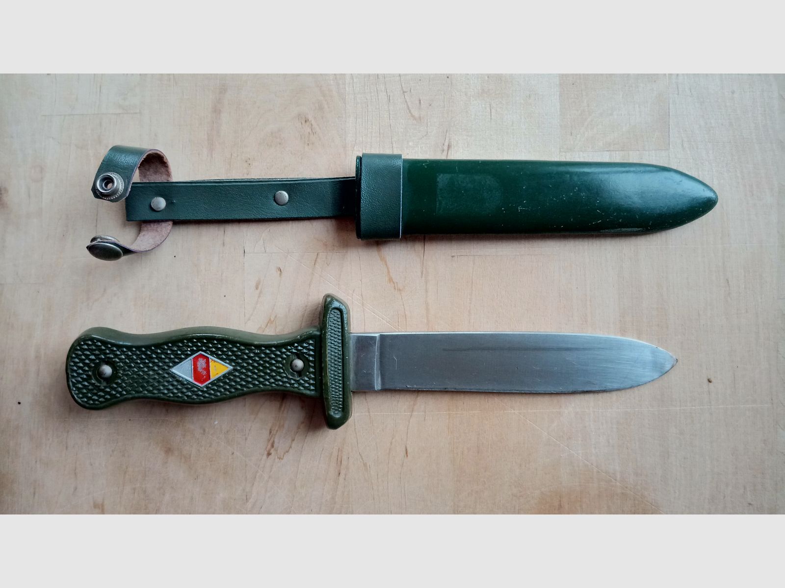 Original Fahrtenmesser von Hubertus Solingen aus dem Kalten Krieg  Vorlage BW Kampfmesser und optisch angelehnt an HJ Fahrtenmesser