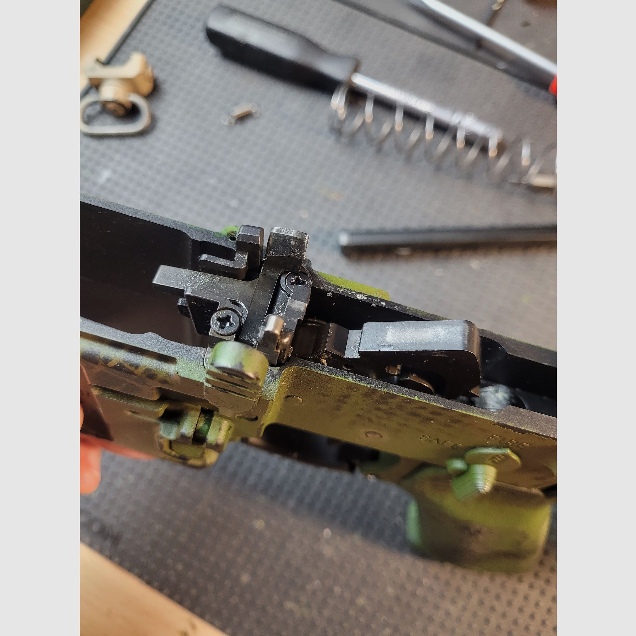 VFC SR25 ECC inkl. Firefield Shortdot, 4 Ersatzmagazinen mit Magpuls (Original) und AN/PEQ 15 Dummybox.