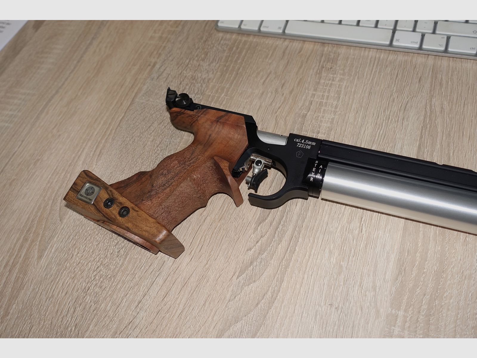 Steyr Pressluft Matchpistole / neue Kartusche / neuer Koffer / 2 Griffe, usw.