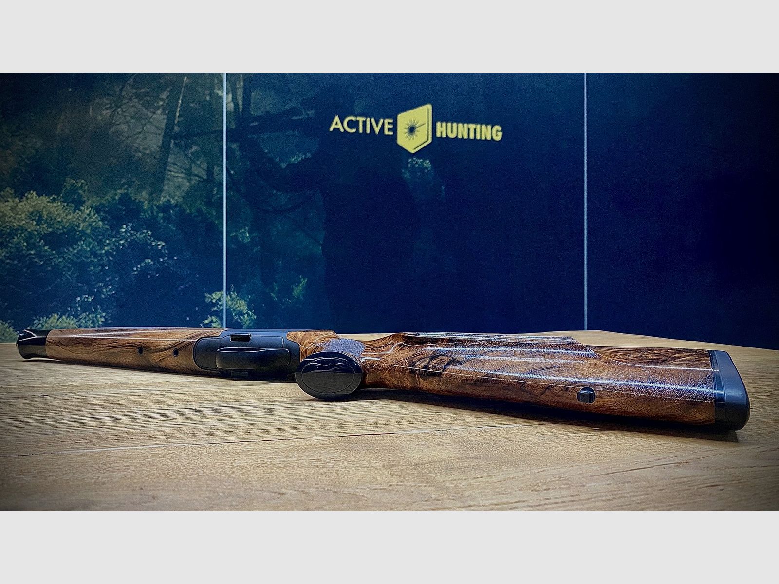 Blaser R8 Schaft / Holzklasse 7 / Bayrische Doppelfalzbacke / glänzendes Finish / Logo Schwarz