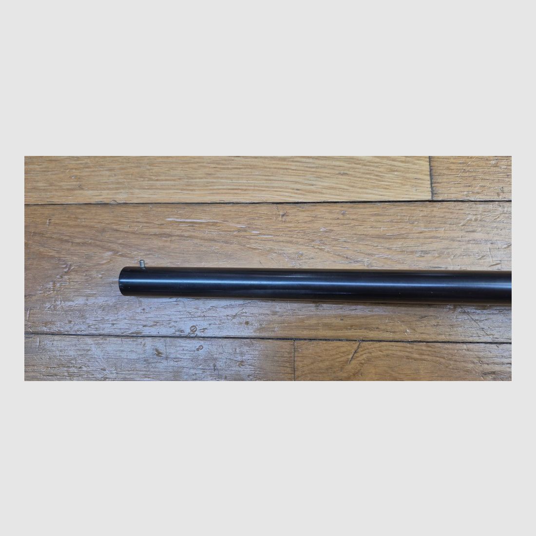 Sehr schöne Gartenbüchse Manufrance – Modell „Club“ – Kal. 9 mm Flobert (Patrone oder Diabolo) – Sehr schöne Gravuren in Voluten bis auf den Abzug – Dicke schwarze Brünierung 100% original – Schöne Hölzer schön gewellt – Mechanik und Lauf unberührt – Zustand nahezu neu – TBE++/TBE+++, Bild 35 von 35