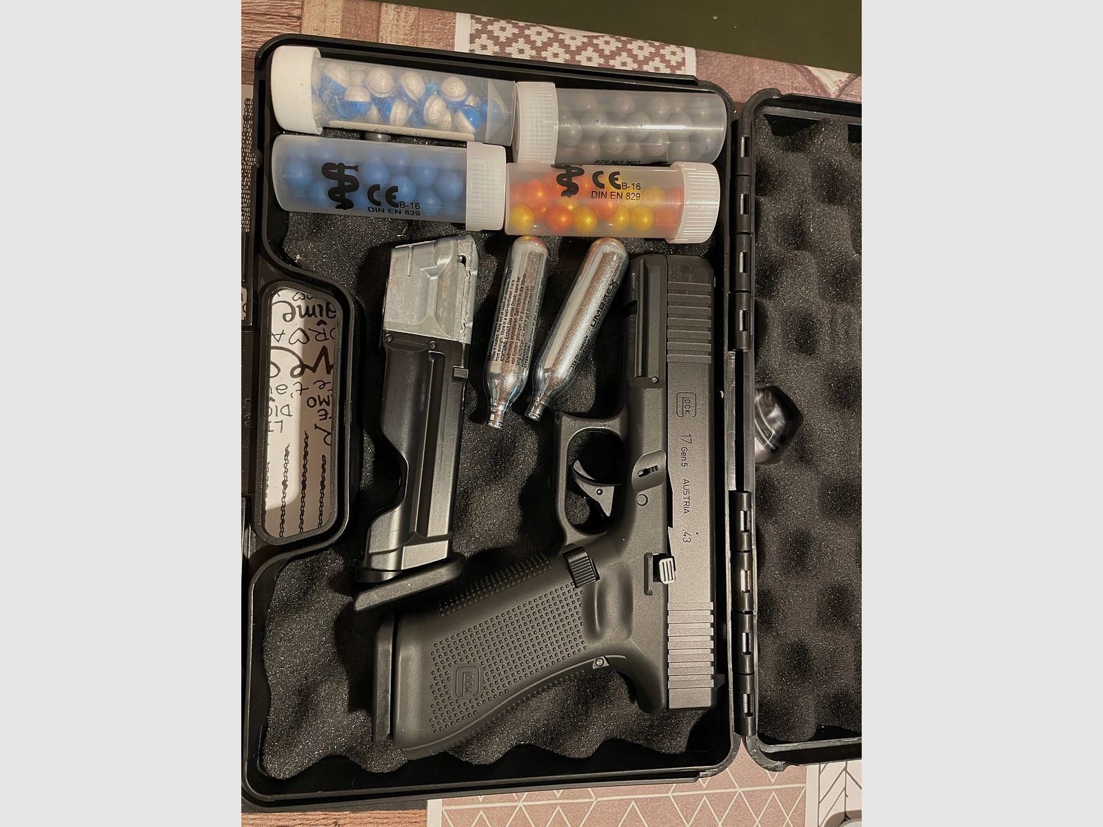 Umarex Glock 17 Gen 5 T4E Cal. .43 con 5 julios y un amplio equipamiento y cargador de repuesto