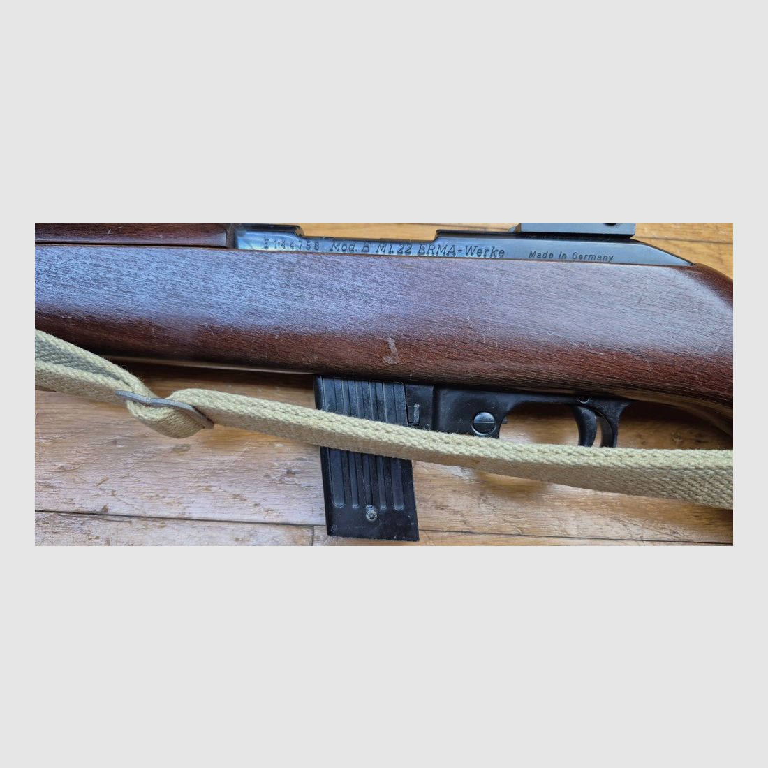Zeer mooi ERMA model EM1 — Duitse replica van de USM1 — Kal. .22 LR — Wapen uit 1977 niet meer zeer goed bewaard — Perfecte mechanica en spiegelloop — 10-schots magazijn — Amerikaanse militaire riem — Gegarandeerd plezier op de schietbaan — TBE+/TBE++, afbeelding 24 van 30