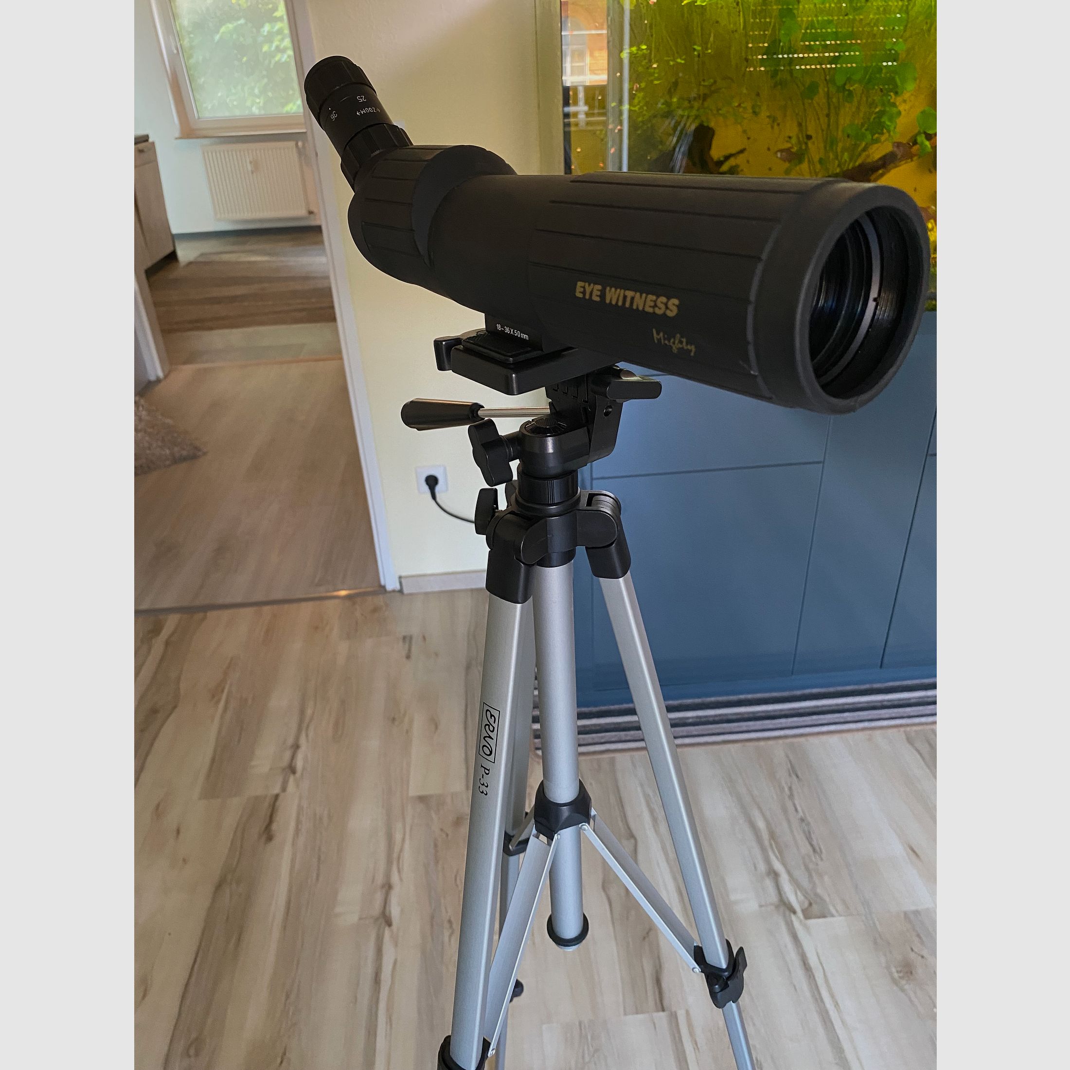 Fernrohr mit Dreibein-Stativ. Eye Witness Mighty