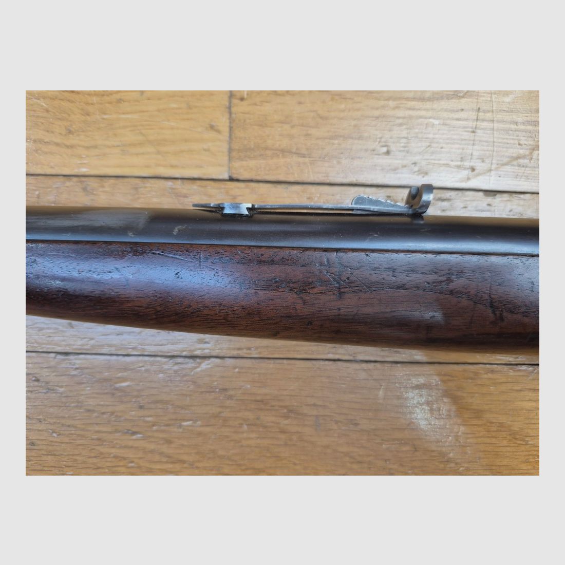 Außergewöhnliche Winchester Repetierbüchse Modell 1885 – Kal. 45-90 – 1. Patent von Browning! – Spezial für Bisons und TLD! – Waffe von 1899 – Sehr seltenes Modell High Wall Rundempfänger – Sehr schönes amerikanisches Nussbaumholz – Original brüniertes Gehäuse TBE – Perfekte Mechanik – Schwerer Spiegel-Lauf – Gute Markierungen – Forgierte Buck Horn Visierung und Marble Diopter – TBE+, Bild 7 von 41