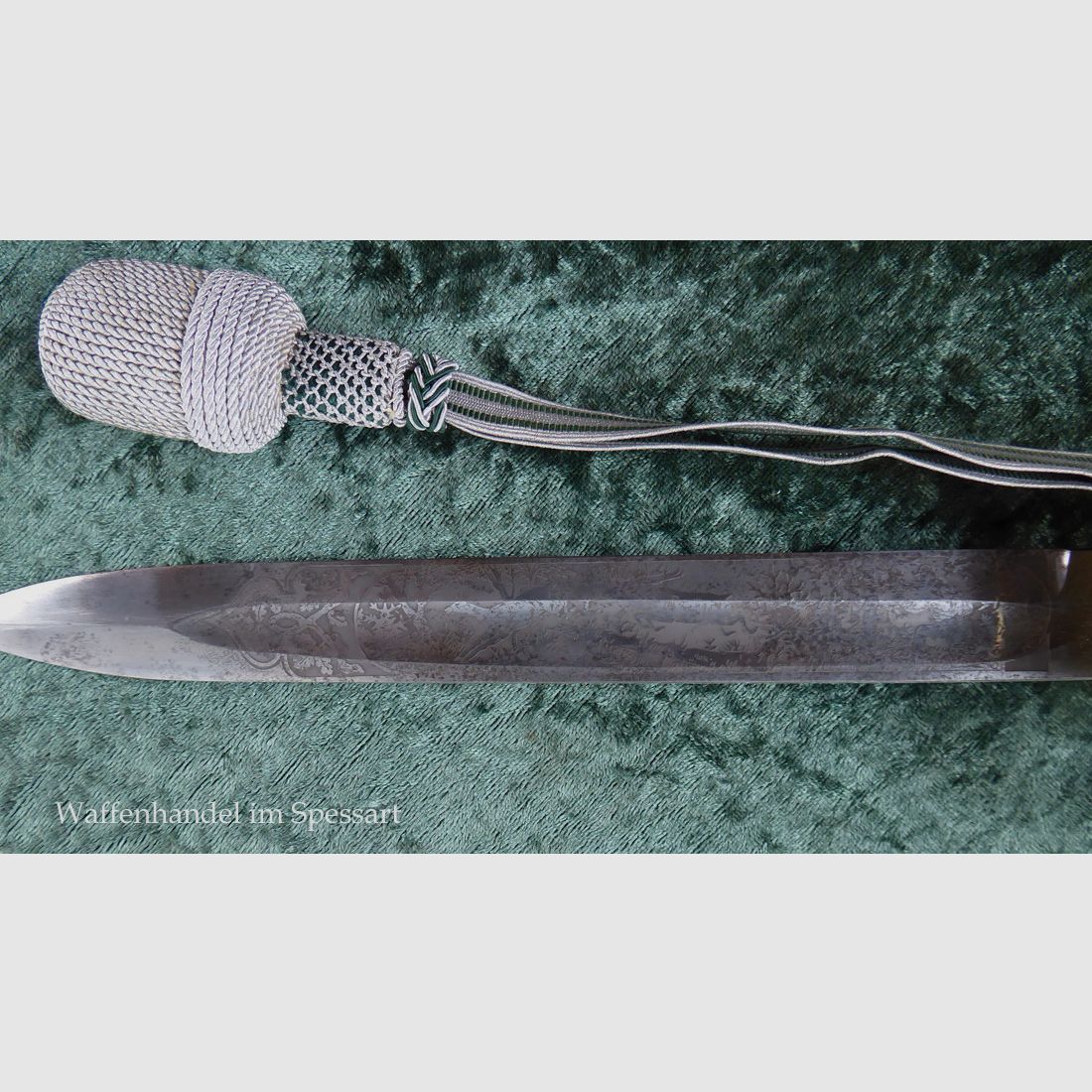 Cacciatore di cervi con recipiente a manico in versione decorativa dell'epoca della seconda guerra mondiale.