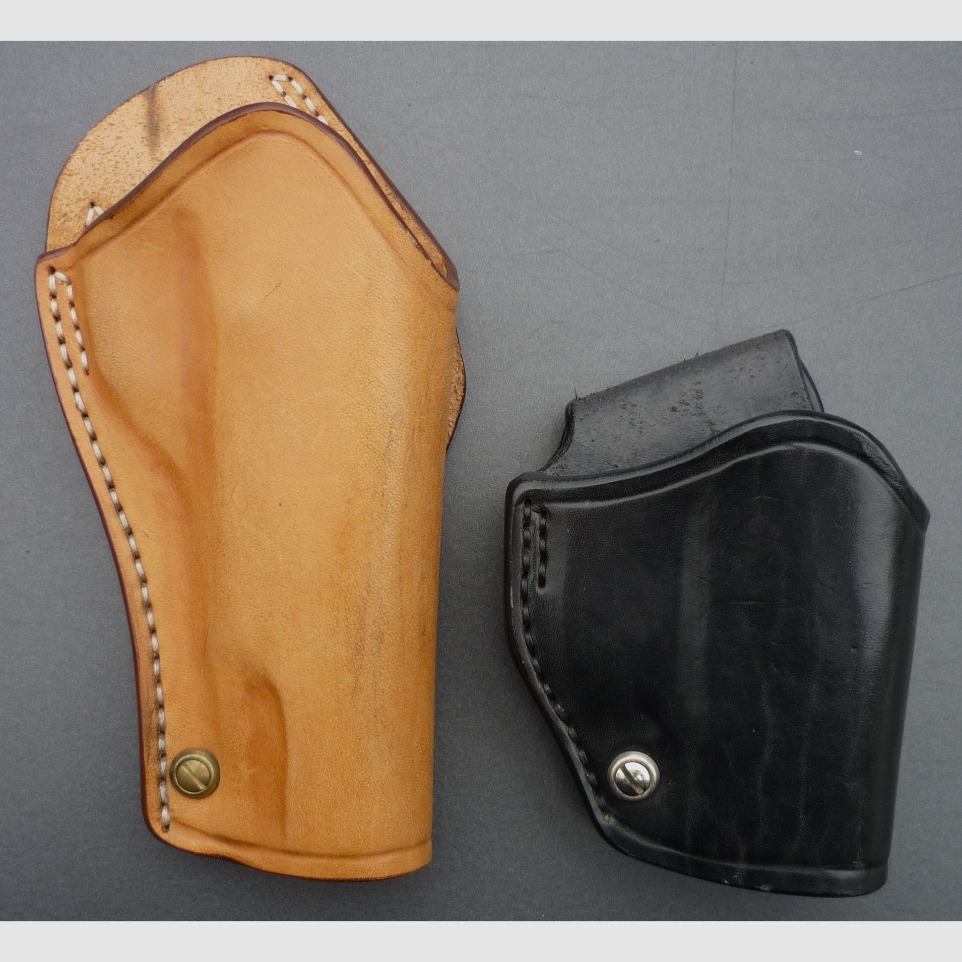 HKDesign Holster Art. Nr. 005  ,Schnellziehholster mit eingeklebter Lederkornschiene und Einstellschraube für:Colt 1911 und für diverse kleinere Pistolenmodelle - für Rechtshänder  