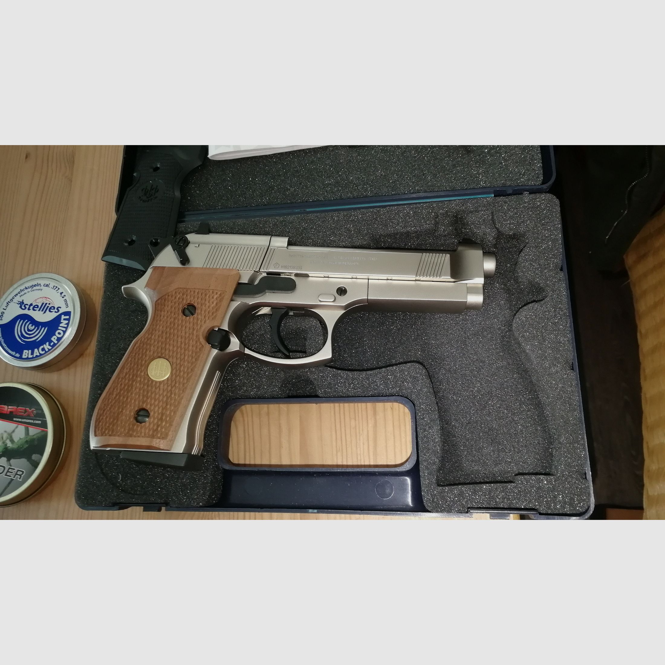 Beretta Mod. 92 FS verchroomde luchtpistool met houten en kunststof handgrepen en veel accessoires