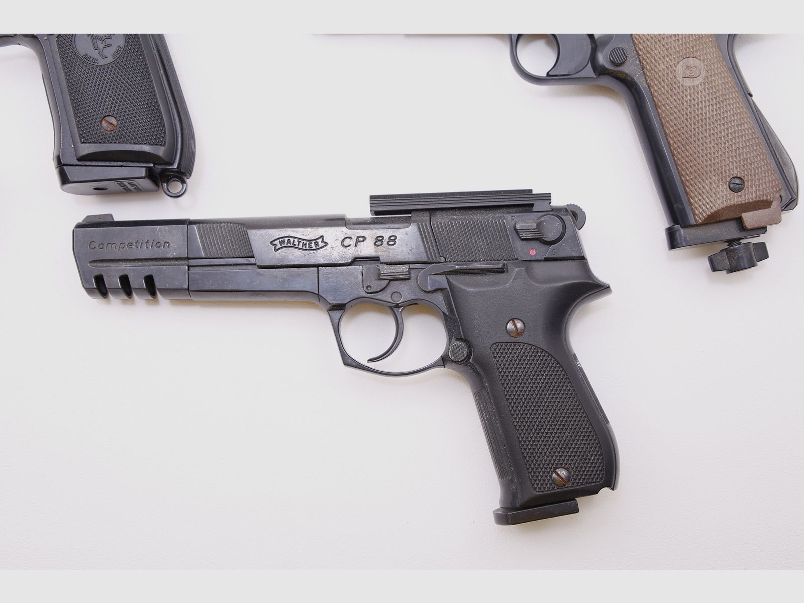 Conjunto de pistolas de aire y pistolas de fogueo Walther CP88 Daisy Powerline Record Brixia