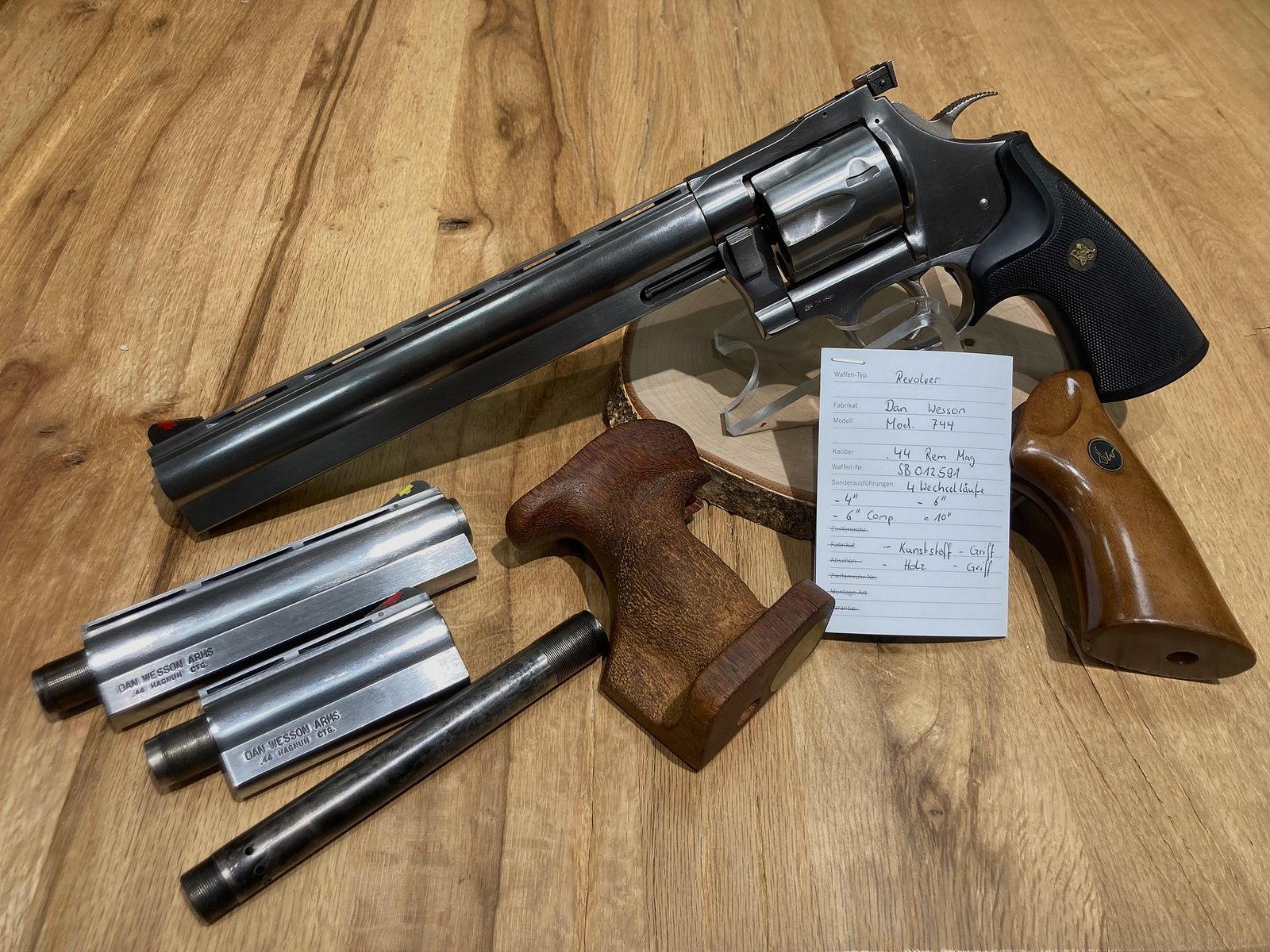 Dan Wesson, Mod. 744