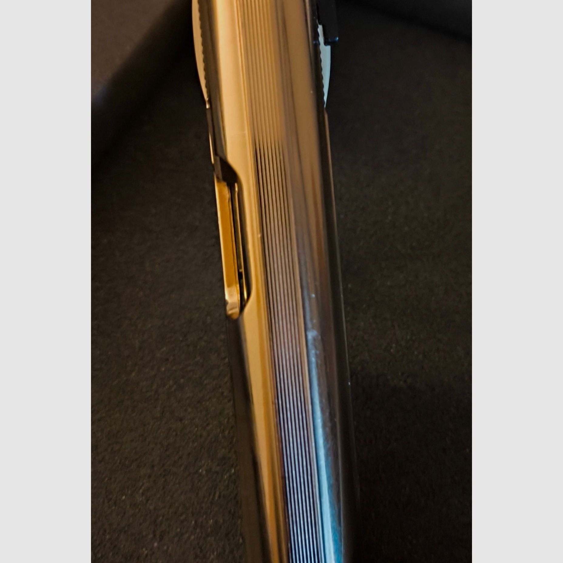 ⚠️ Atención coleccionistas y fans de James Bond, auténtica - rareza de los años 1990 - pieza de vitrina - edición especial limitada Walter PP Gold - GoldenEye con empuñaduras blancas y certificado y cinta VHS así como un cargador adicional con fondo plano, sin disparar en estado impecable, ¡absolutamente como nuevo! Calibre 9mmPAK, PTB - 620