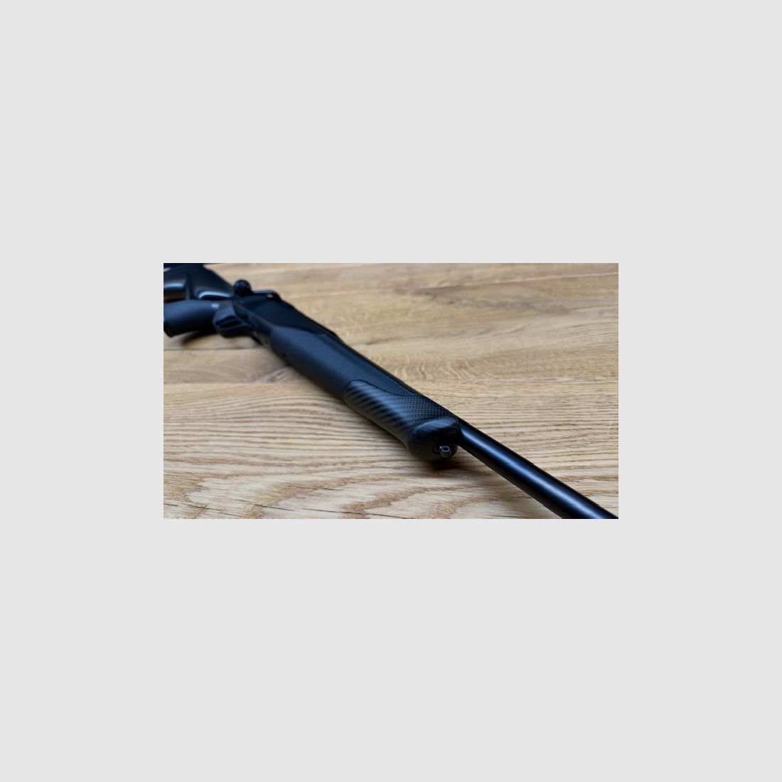 Blaser R8 Carbon / Elastomer / Atzl-Abzug / gekürzter Lauf / Mündungsgewinde / Logo schwarz glänzend / Vorderschaftabschluss carboniert