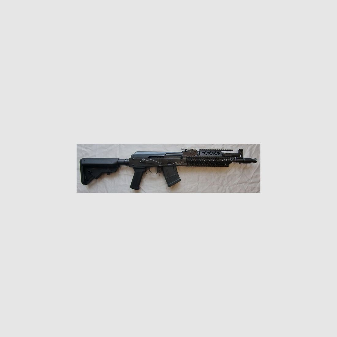 HALBAUTOM. BÜCHSE S.D.M., AK-104 TACTICAL, Kal. 7,62x39, MIT QUADRAIL-VORDERSCHAFT & SCHUBSCHAFT!