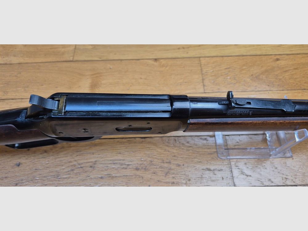 Très belle carabine Winchester modèle 1894 – Calibre 30-30 – Made in USA en 1969 – Capacité 8+1 – Beau noyer rouge – État mécanique et esthétique rare pour ses 56 ans ! – Très belle construction Made in USA – Plaque de couche acier d&rsquo;avant 1971 – TBE++, image 21 sur 40