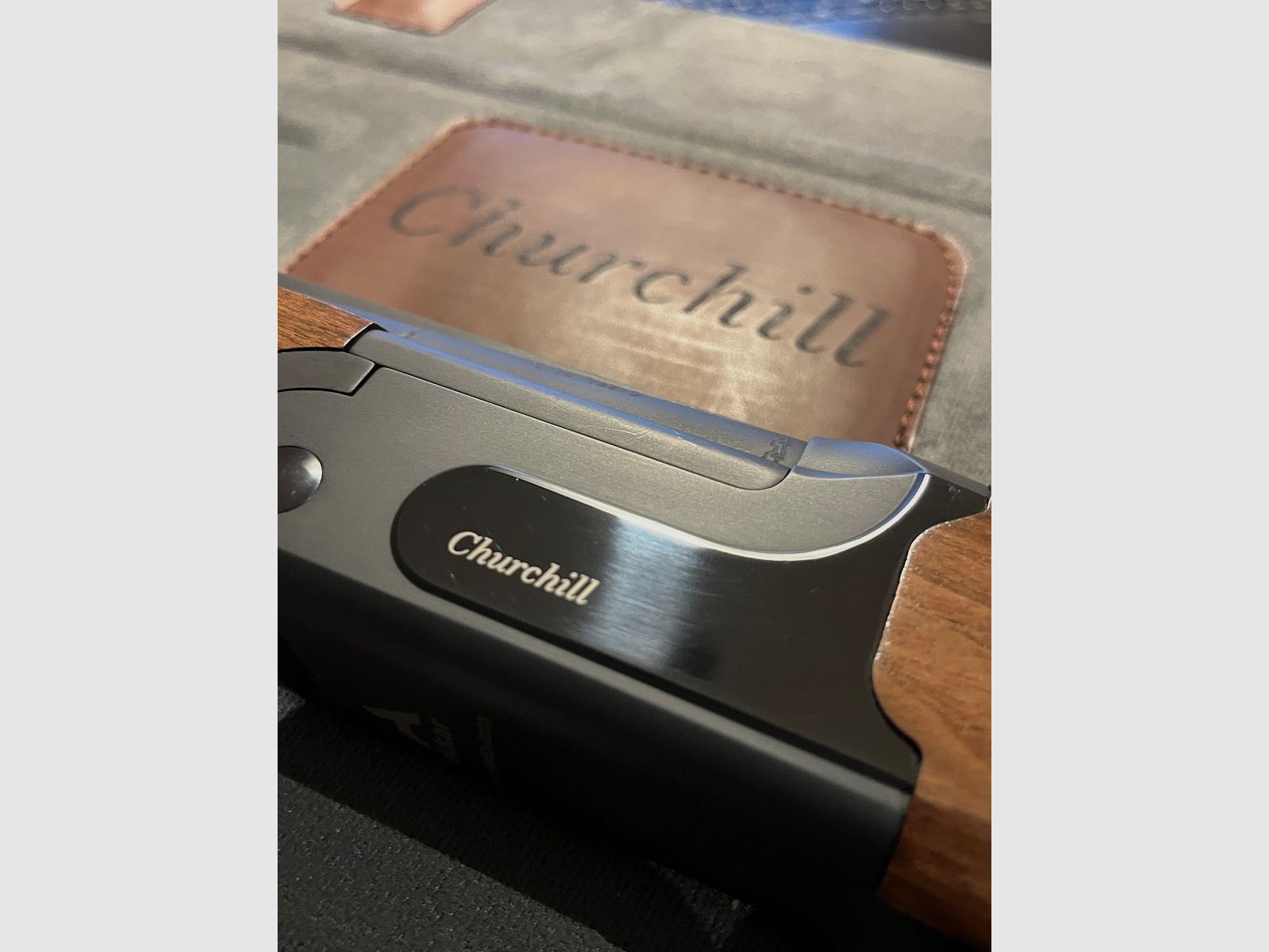 Akkar Churchill 206E Schwarz II