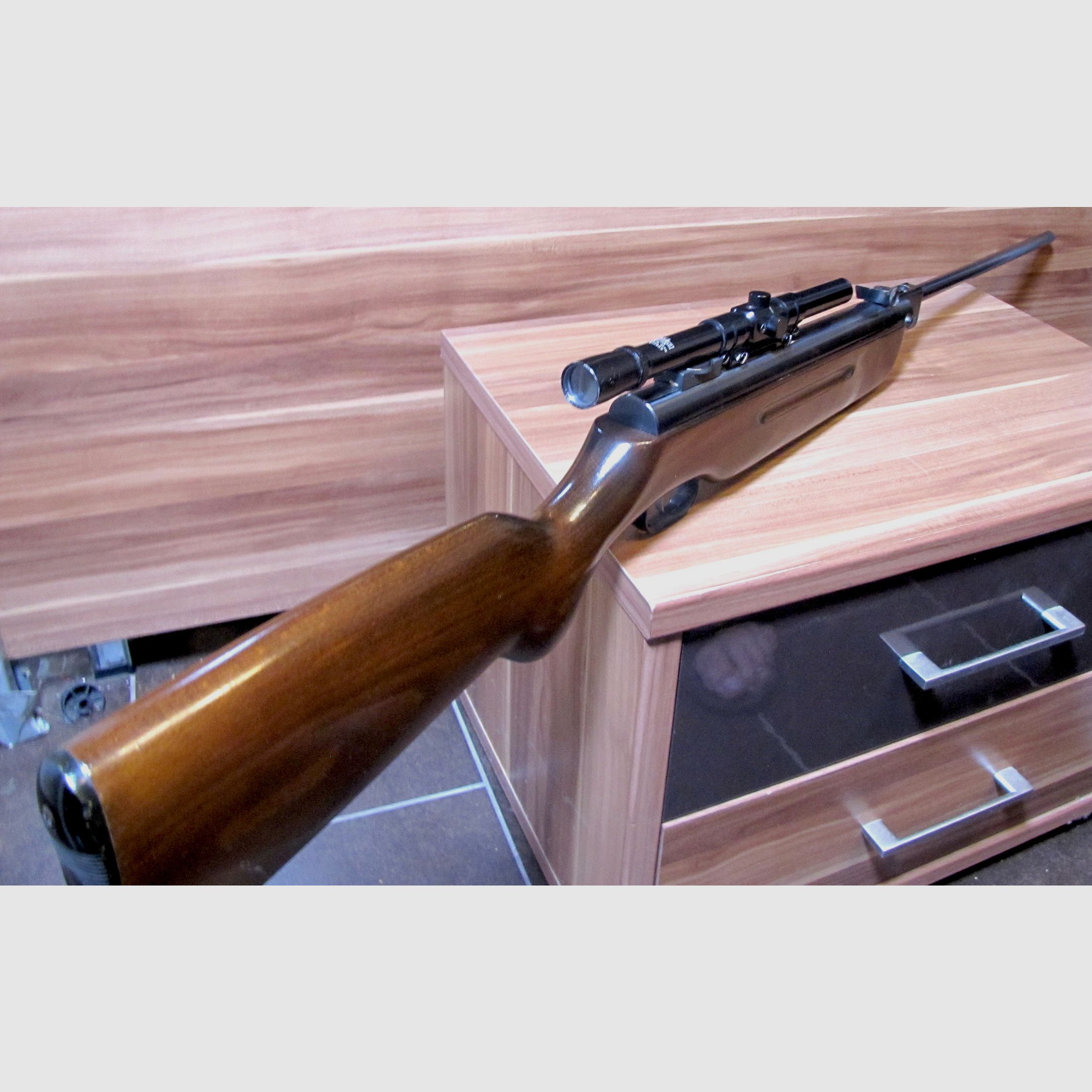 Karabinek pneumatyczny marki Weihrauch, model HW 35