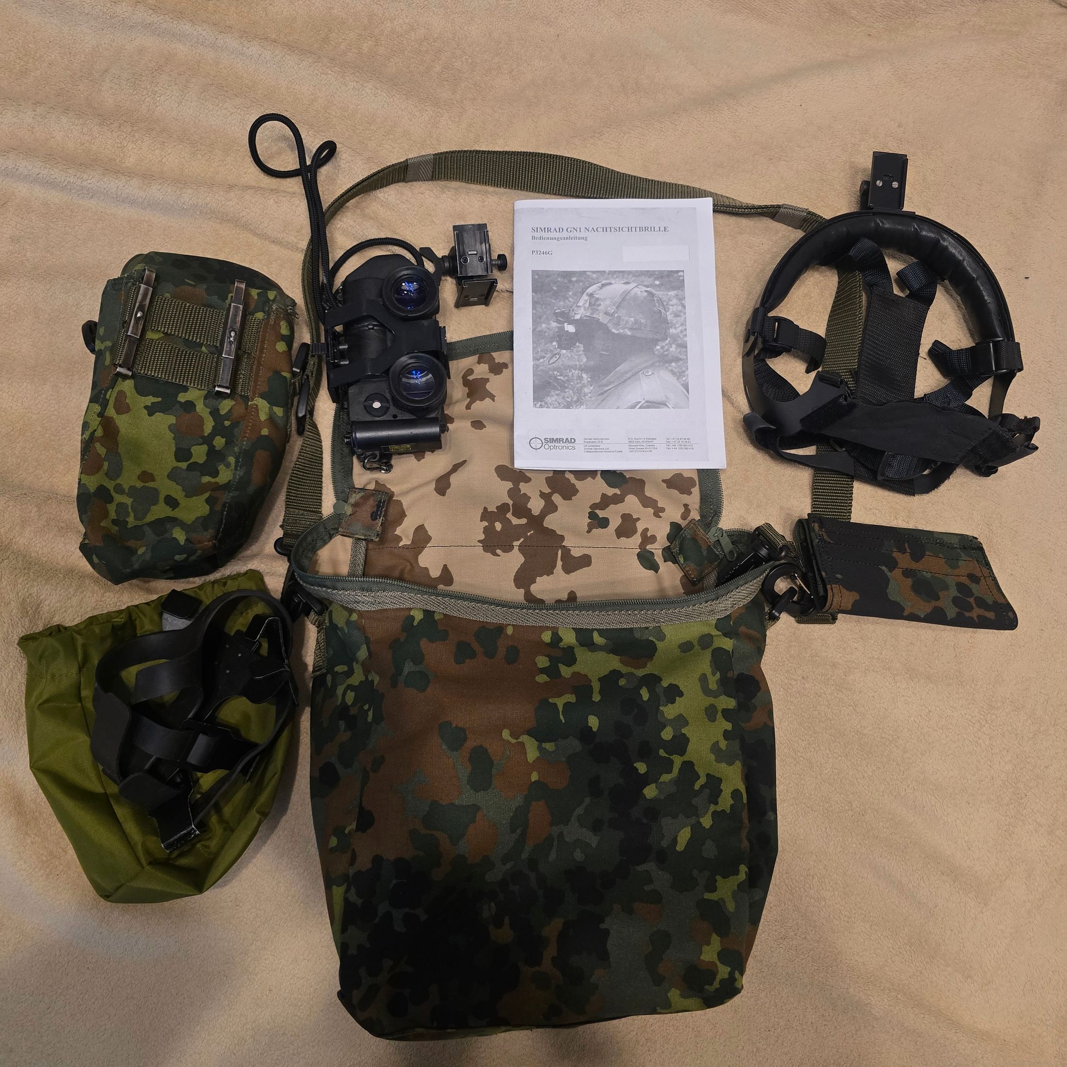 Nachtzichtapparaat restlichtversterker met helmbevestiging en draagkap, dus om te dragen zonder helm