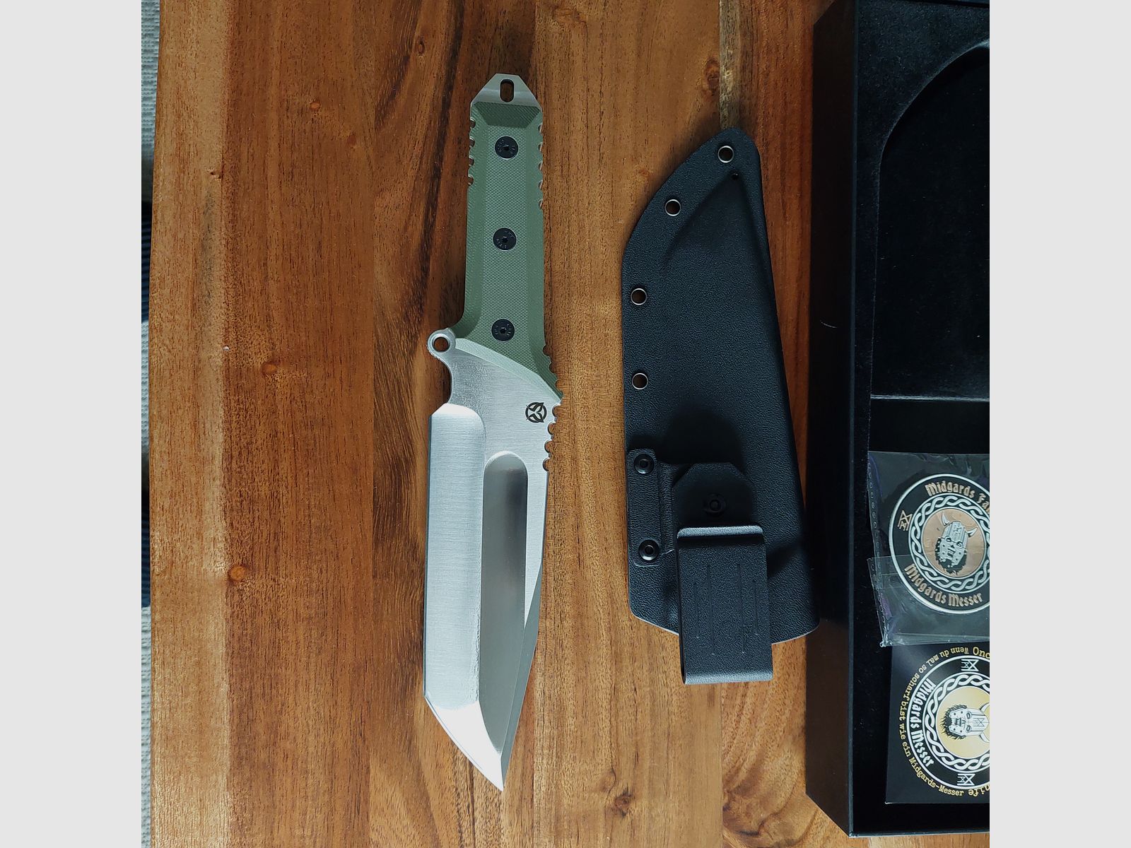 Midgard's knife collection new and unused. Please read the description!!!!! A total of 2 swords and 9 knives. Pictures of all knives can be sent. Many limited and no longer available. The price is negotiable. All knives and swords can be legally owned.