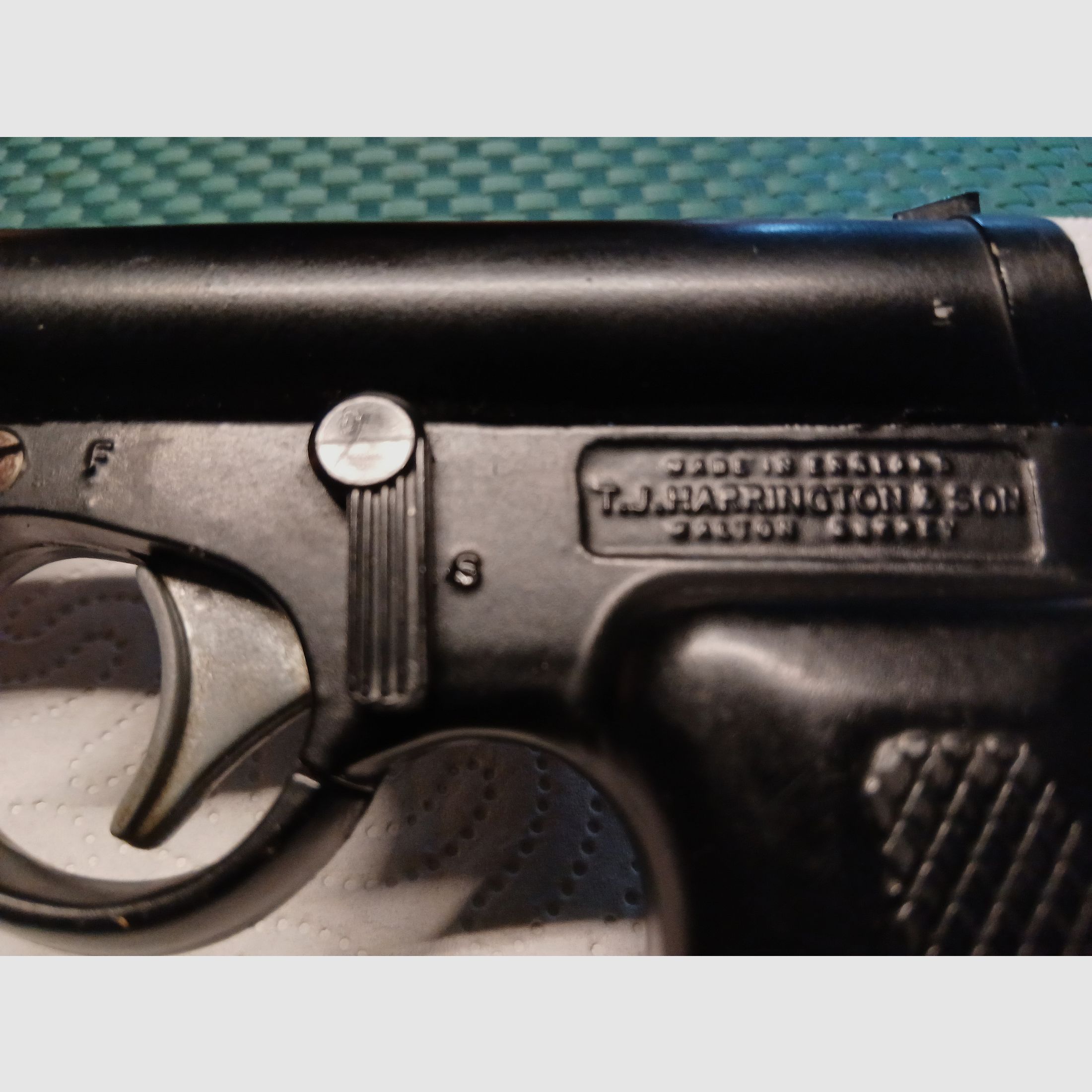 TJ Harrington “The Gat Red Box” .177 Pop-Out-Pistole.