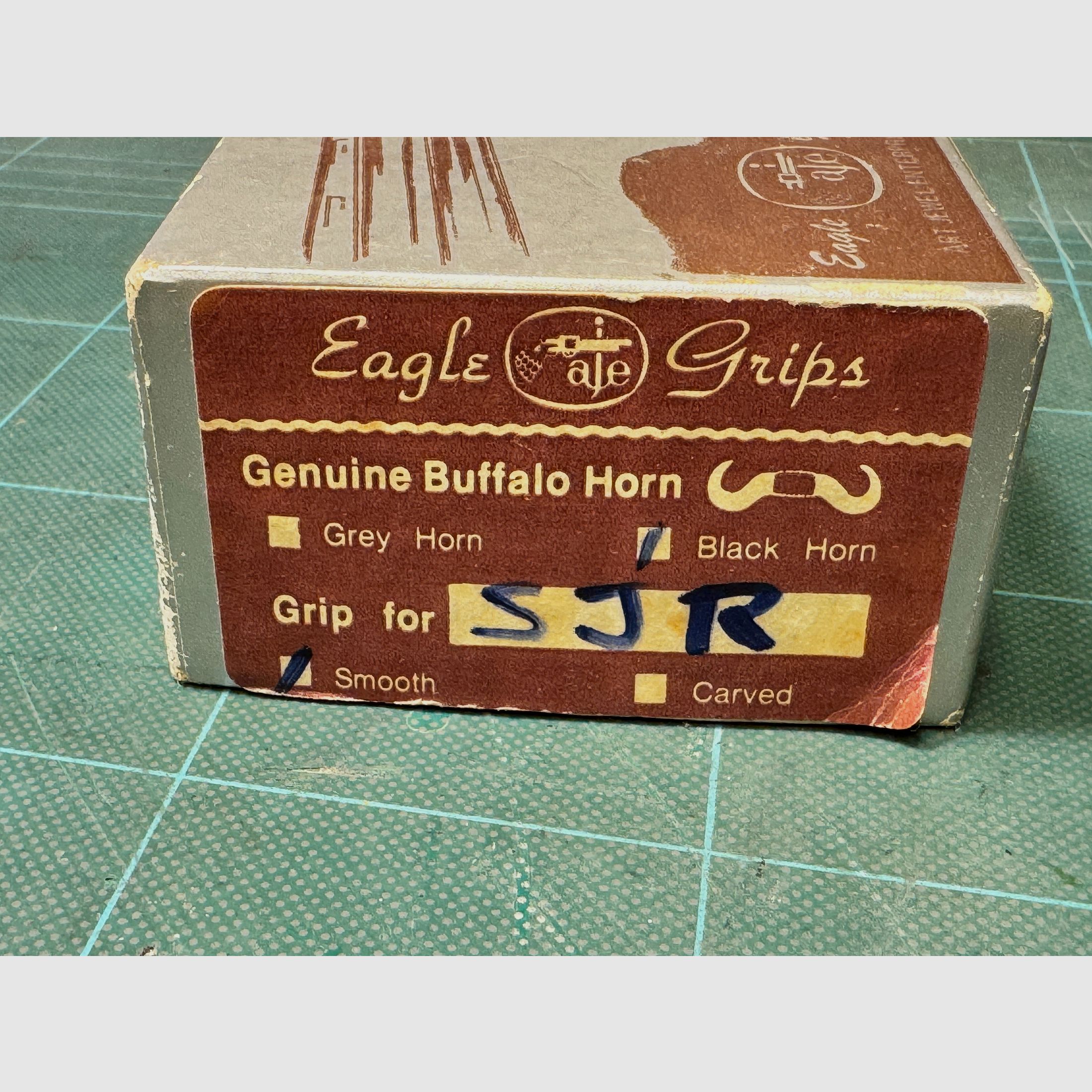 EAGLE GRIPS Buffalo Horn Grips (Genuine Buffalo Horn) S&W J-Frame Round Butt – Top condition in original packaging with exchange wedge!