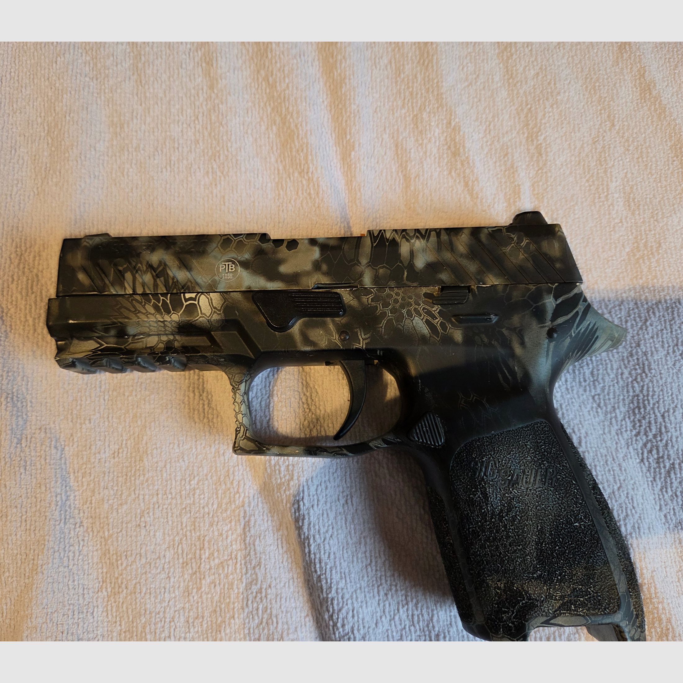 Sig Sauer P320 pistola de fogueo 9mm P.A.K. Cobra camo incluye maletín de armas