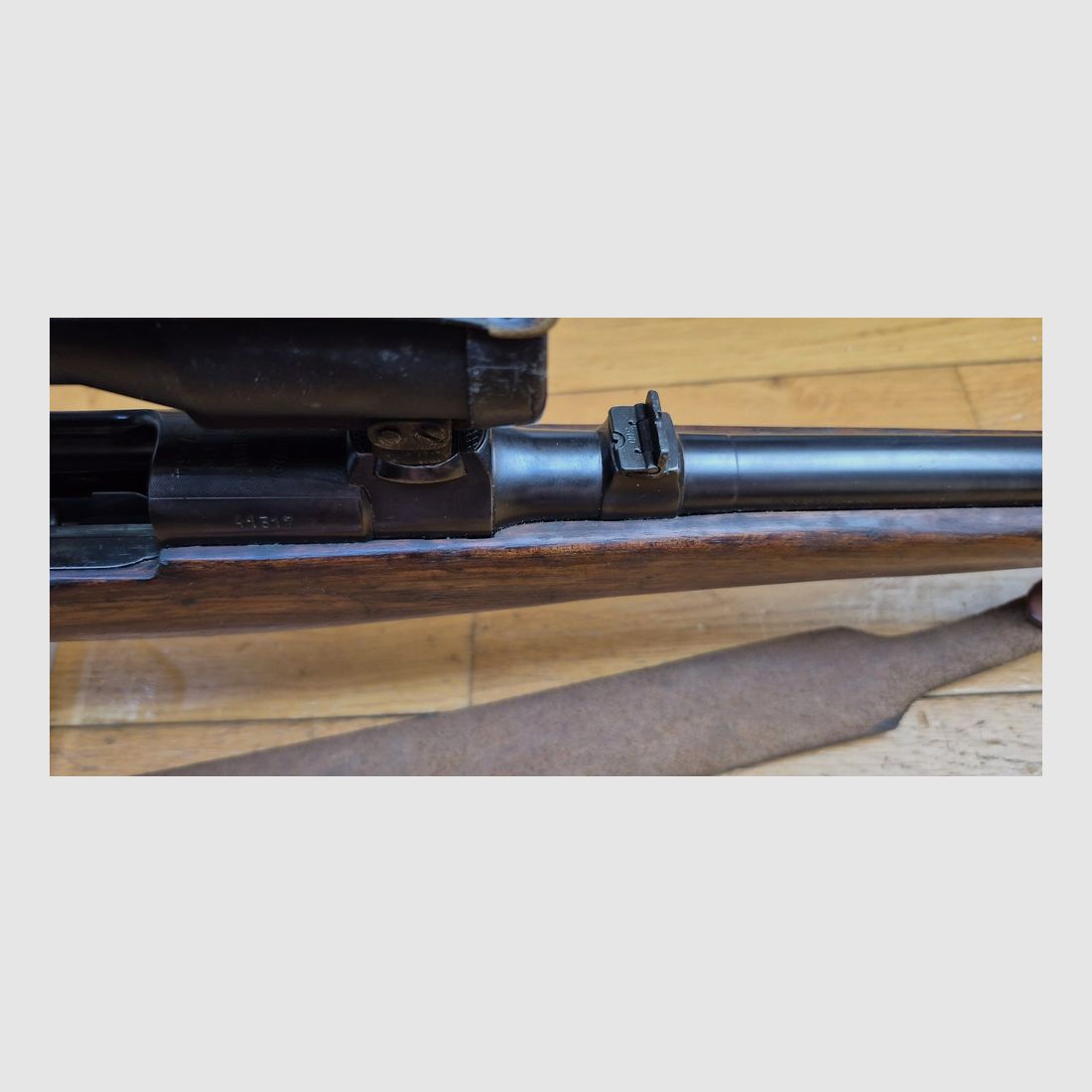 Schöne Steyr Mannlicher Schönauer Büchse — Modell « GK » — Kal. 7×64 — Waffe geprüft 1963 — Deutscher Abzug — Gutes Holz — Vorderschaft repariert und geflickt nach Bruch, aber perfekt stabil — Exzellente Mechanik — Sehr guter Lauf — Stahl-Zielfernrohrmontage — Zeiss Diavari 1.5 – 6 x 42 — TBE außer Flicken, Bild 29 von 43