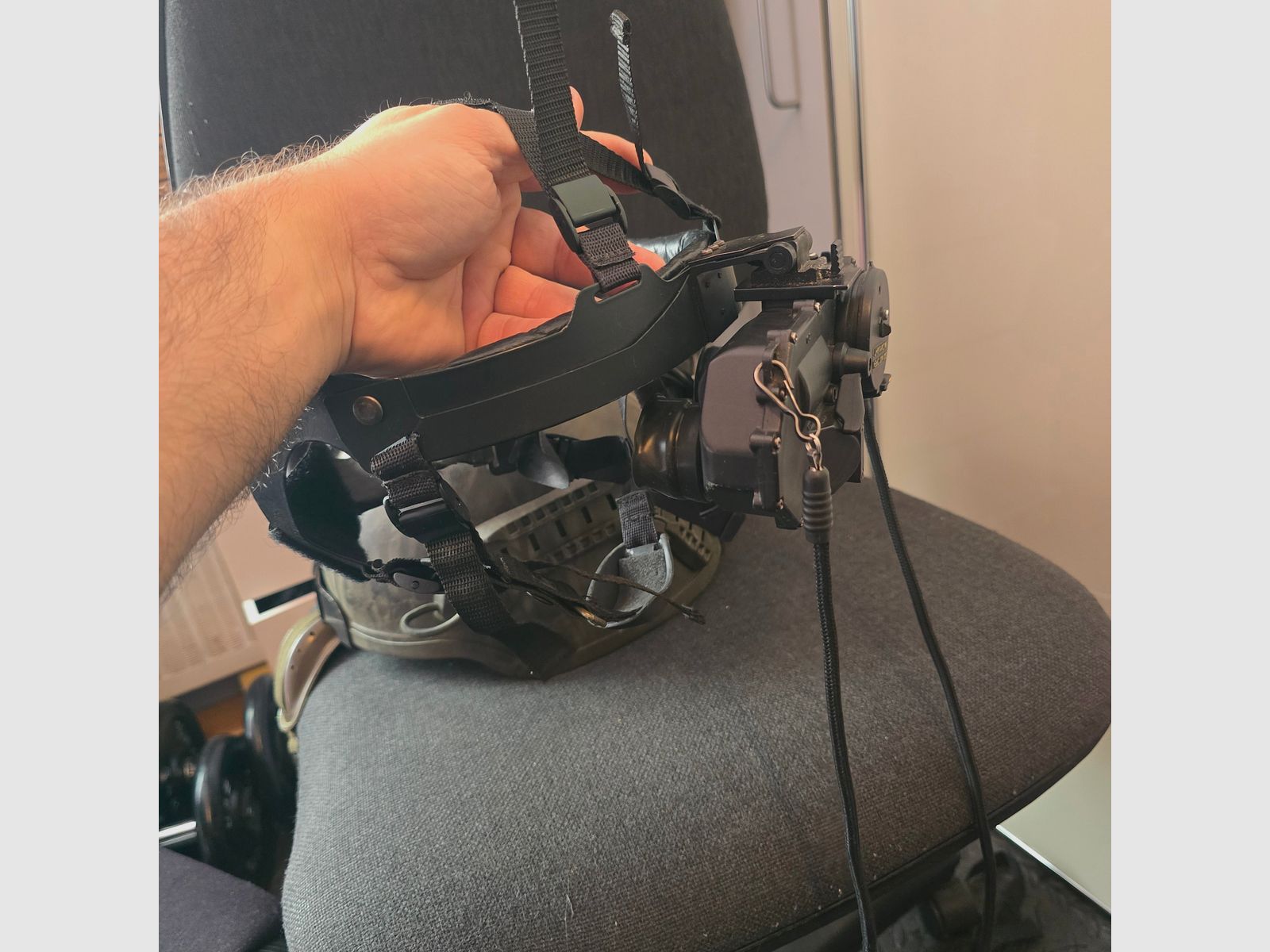 Night vision device residual light amplifier with helmet mount and carrying cap, so for wearing without a helmet