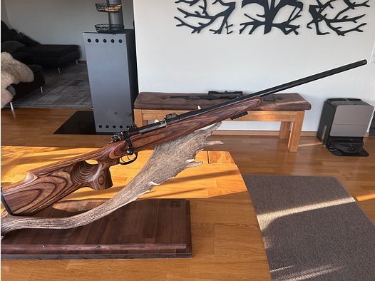 Kettner 98er 9,3x64 mit Schichtholz-Lochschaft und seitlicher Sicherung