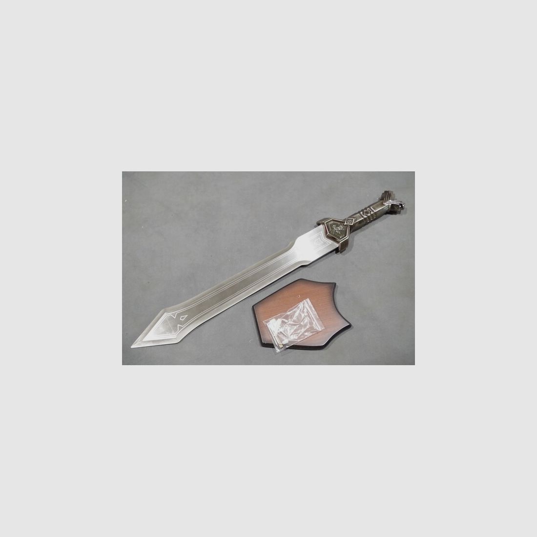 Schwert der Zwerge,  König unter dem Berge ! In der Tiefe geschmiedetes Ringschwert