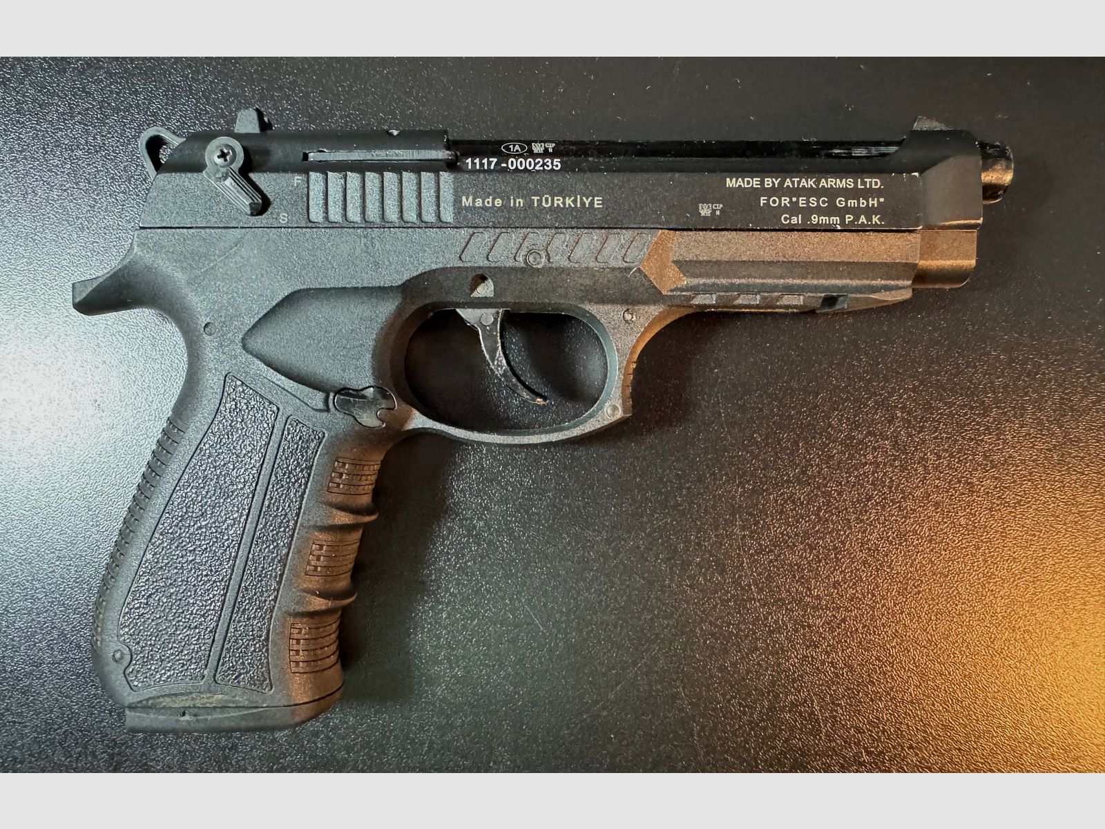 Zoraki 918 9 mm P.A.K. incluye maletín, cargador de repuesto y (multitud) lanzador
