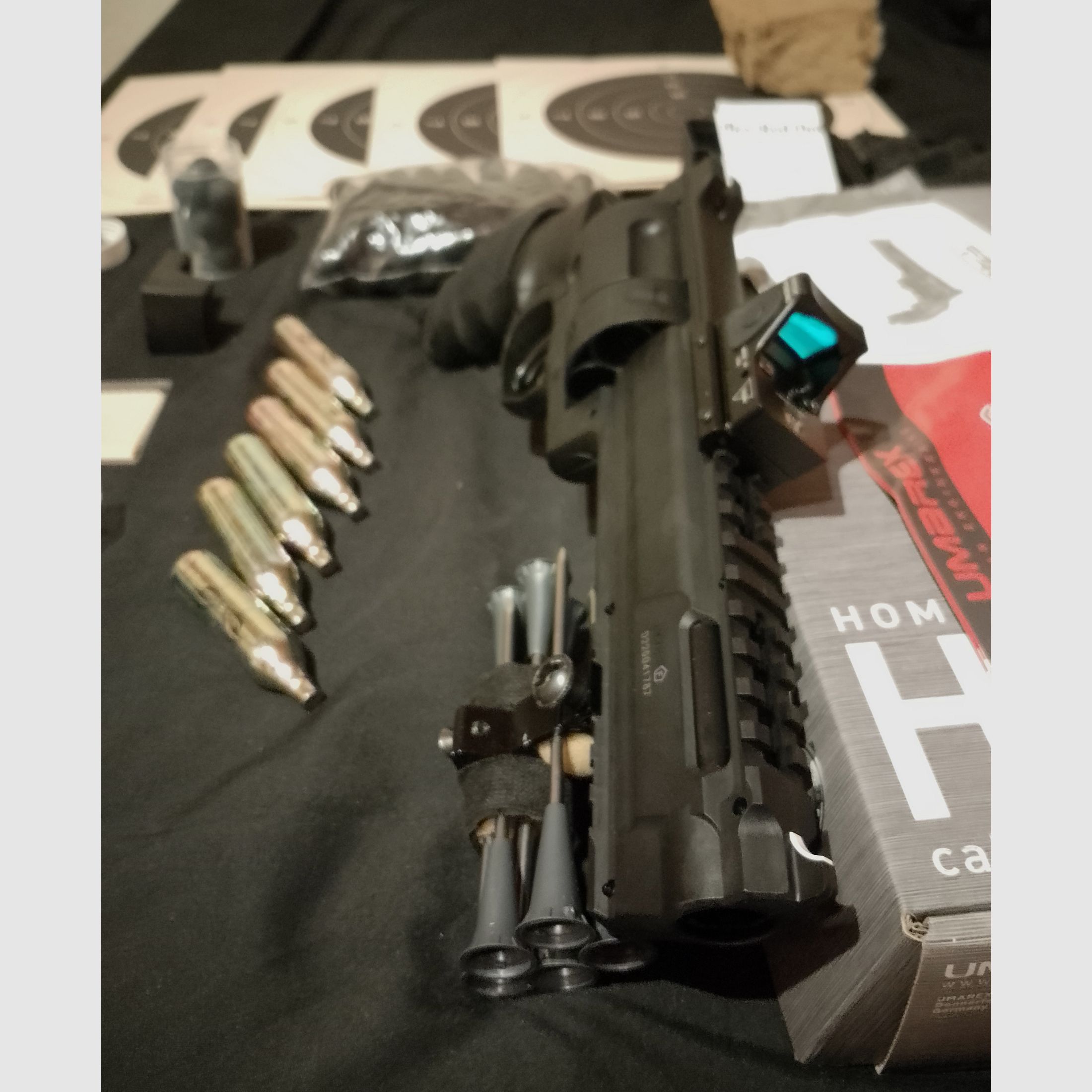 Neuwertiger HDR68 Markierer Gen1 T4E Cal .68 Nägel keine Pfeile Geschosshalter Nagelgeschosse Set Red DOT Visier 2 extra Magazin Trommel Rubberballs Zielscheiben CO2 Kapseln 