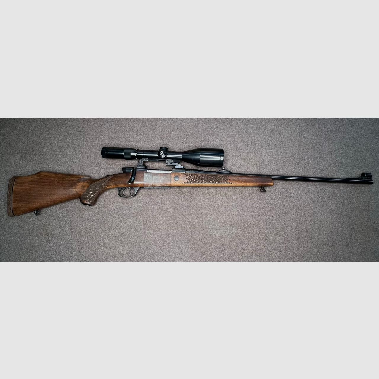 Rifle de cerrojo AKAH Saturn cal. 7x64 con visor