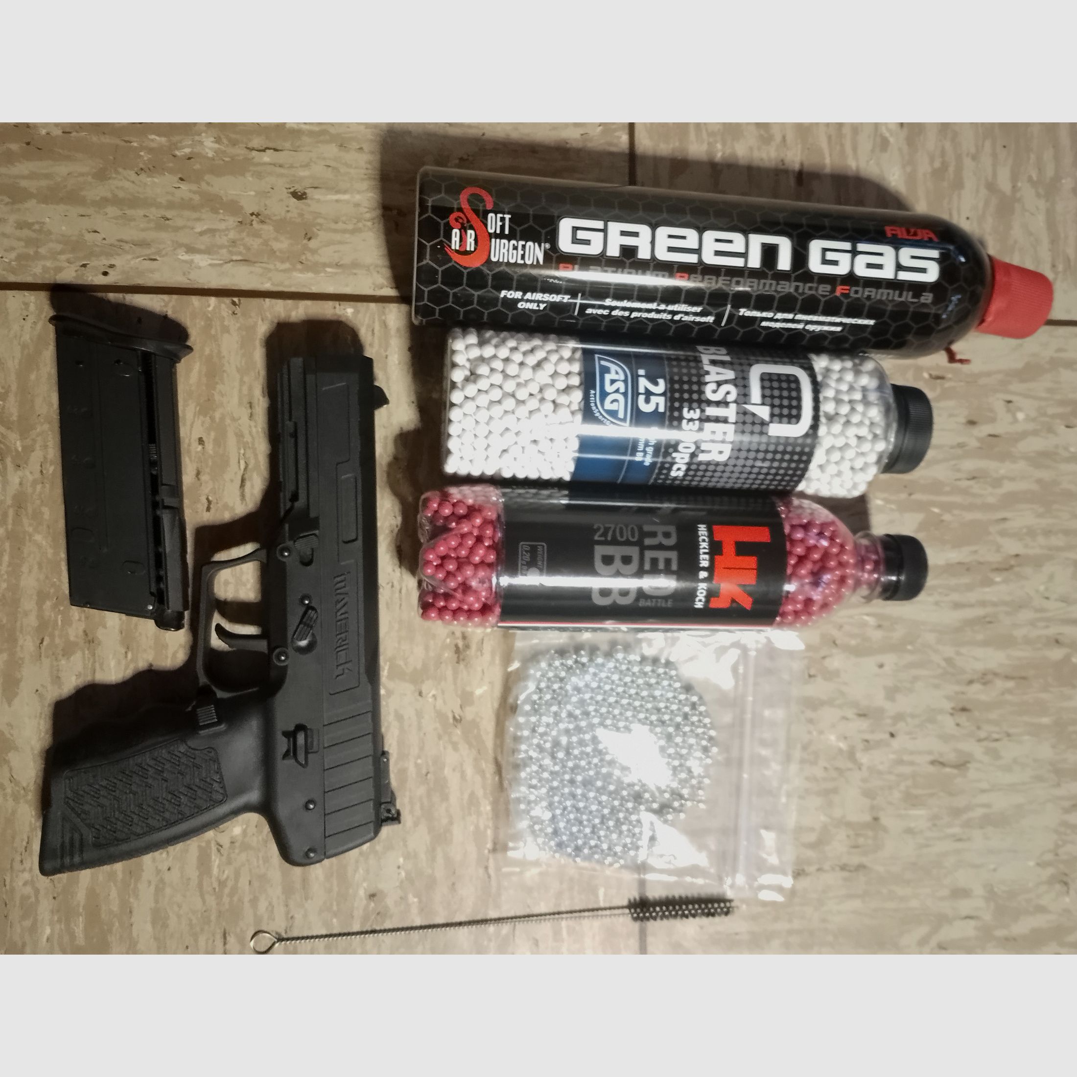 Kli Maverick GBB Gas Blow Back Airsoft Pistole mit Zubehör Greengas + Stahl + 0,20g H&K + ASG  BB's Set 